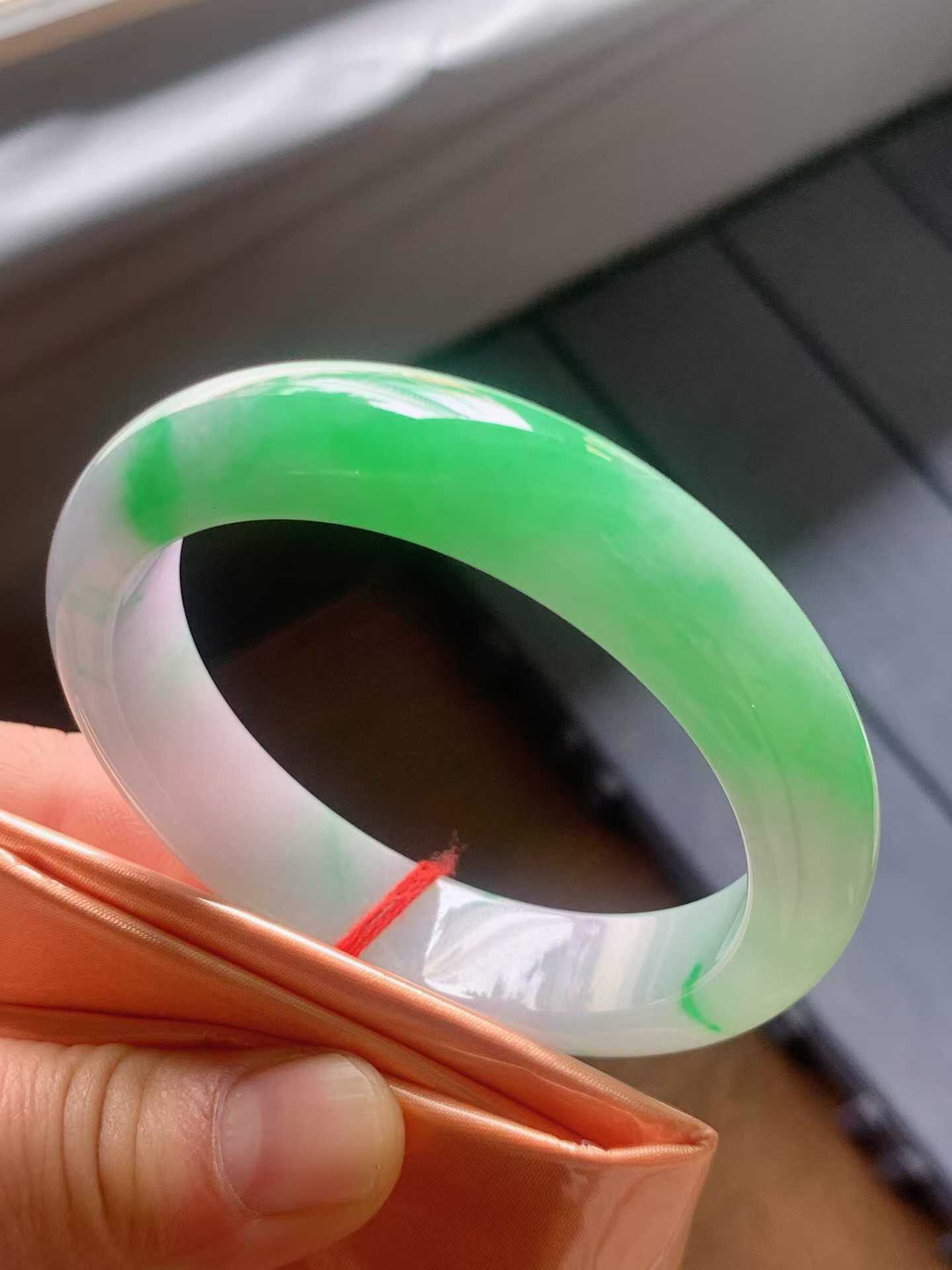 【翡翠名称】冰春彩阳绿54正圈口翡翠手镯
【翡翠尺寸】54/12.9/7.9mm适合53-55正圈口佩戴
【翡翠描述】宝贝种老水足，玉质细腻，色泽靓丽，性价比高，佩戴效果好！
【其它赠送】权威证书/精美挂绳盒子/支持全国复检