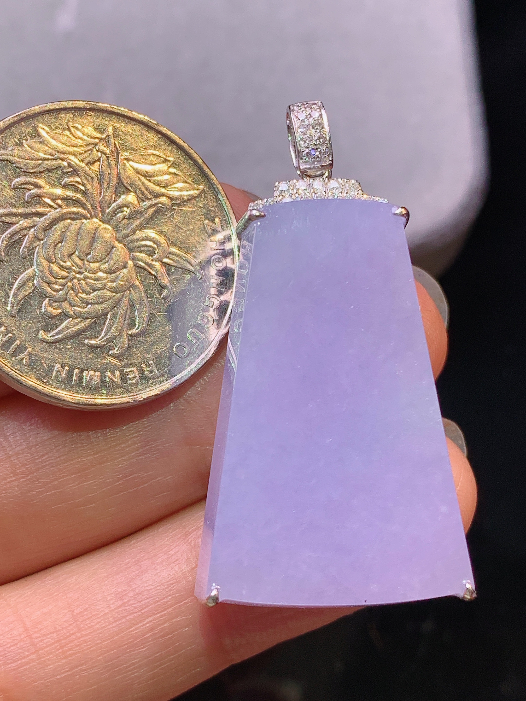 18k金钻镶嵌紫罗兰无事牌吊坠 玉质细腻 色泽艳丽清新 水润亮眼 整体尺寸10.7*21*10m2