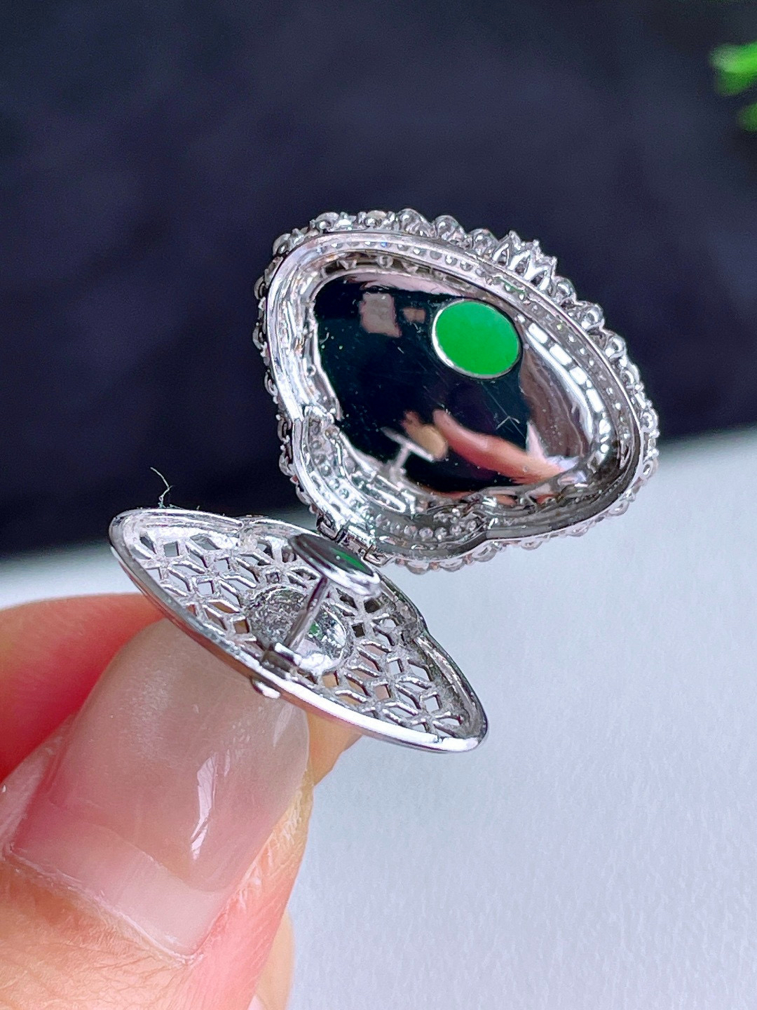 【镶嵌】高冰阳绿佛公吊坠  
【说明】18k金镶嵌 完美 性价比高  
【整体】27-24-10.6
【裸石】13.8-21-4.6
【重量】6.4克