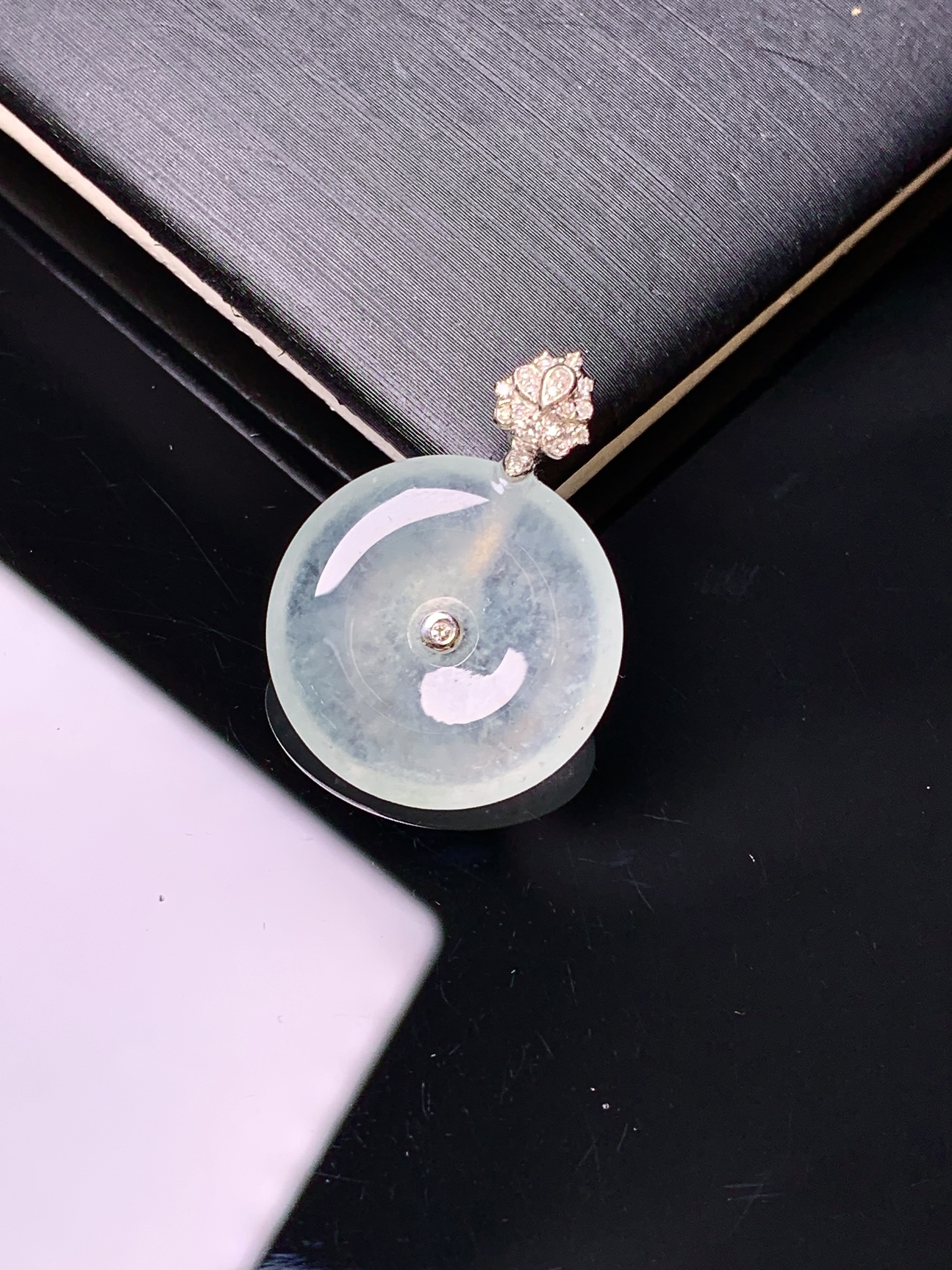 18k金钻镶嵌冰种平安扣吊坠 玉质细腻 色泽艳丽清新 水润亮眼 整体尺寸23.7*17.5*4c1