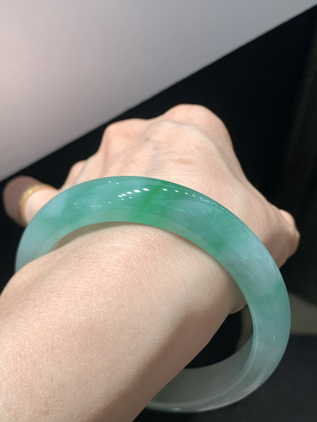 尺寸58.3/12.8/9.6，带色手镯
水润细腻 清新甜美 气质