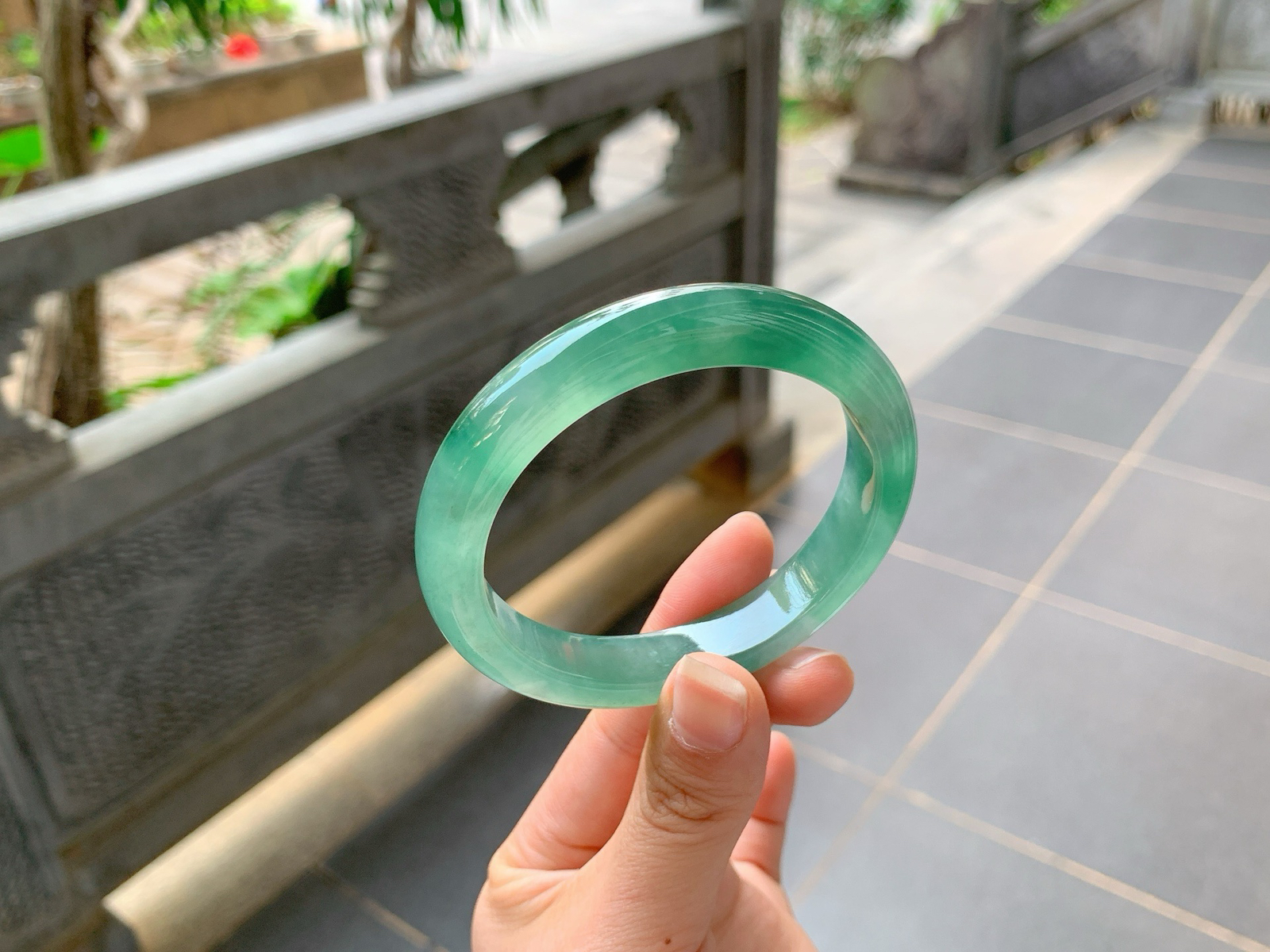 ｜56圈口
啤酒瓶绿底飘花，种老大掉牙，油润度起光度都是顶顶的，