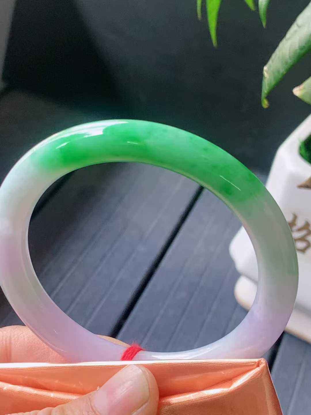 【翡翠名称】冰春彩飘阳绿57.3圈口圆条手镯
【翡翠尺寸】57.3/8.8/9mm适合57-59.5正圈口佩戴
【翡翠描述】宝贝种老水足，玉质细腻，色泽靓丽，性价比高，佩戴效果好！
【其它赠送】权威证书/精美挂绳盒子/支持全国复检