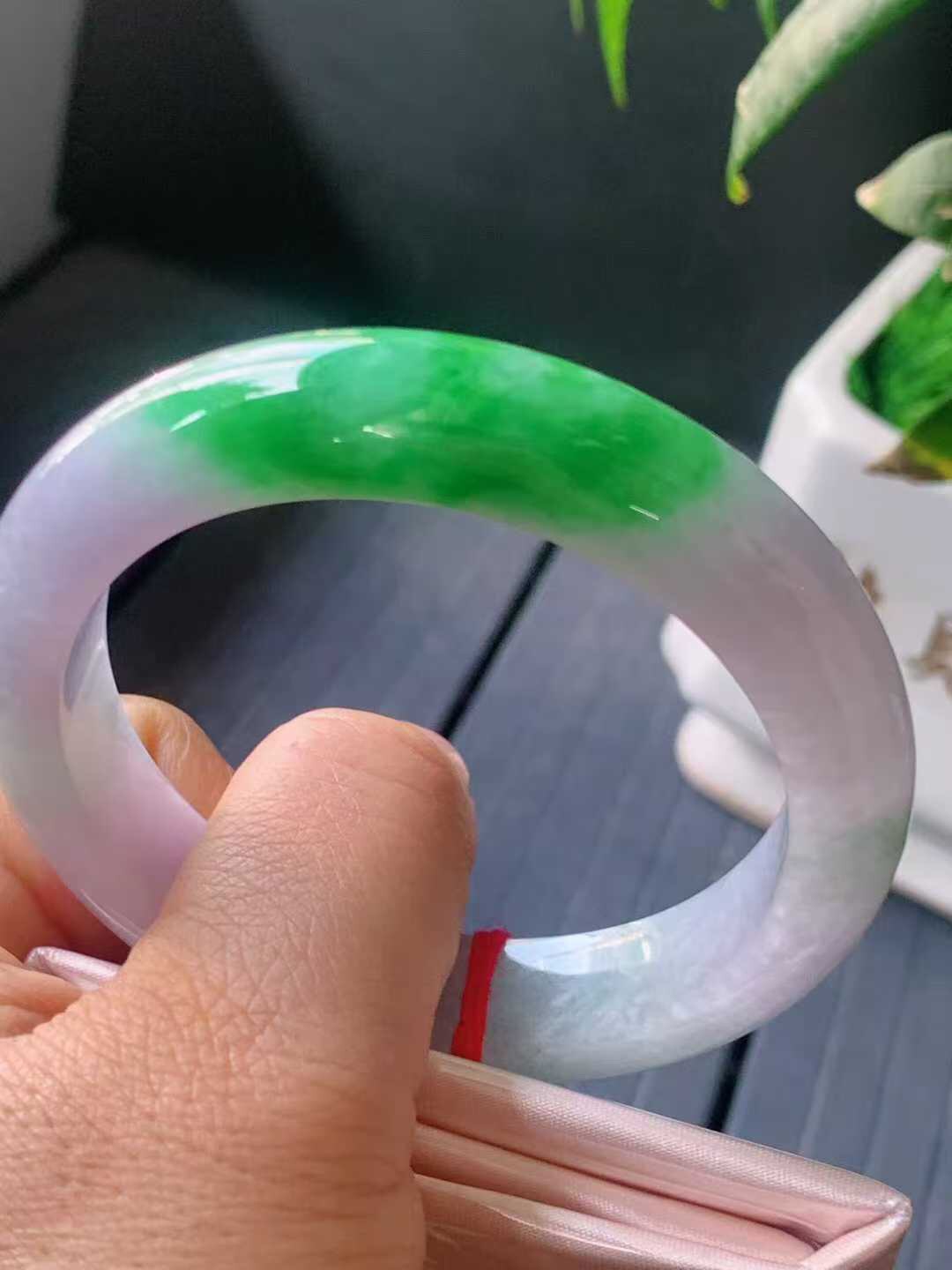 【翡翠名称】老坑种春彩飘阳绿56.8正圈口手镯
【翡翠尺寸】56.8/12.8/8.8mm适合56-58正圈口佩戴
【翡翠描述】宝贝种老水足，玉质细腻，色泽靓丽，性价比高，佩戴效果好！
【其它赠送】权威证书/精美挂绳盒子/支持全国复检