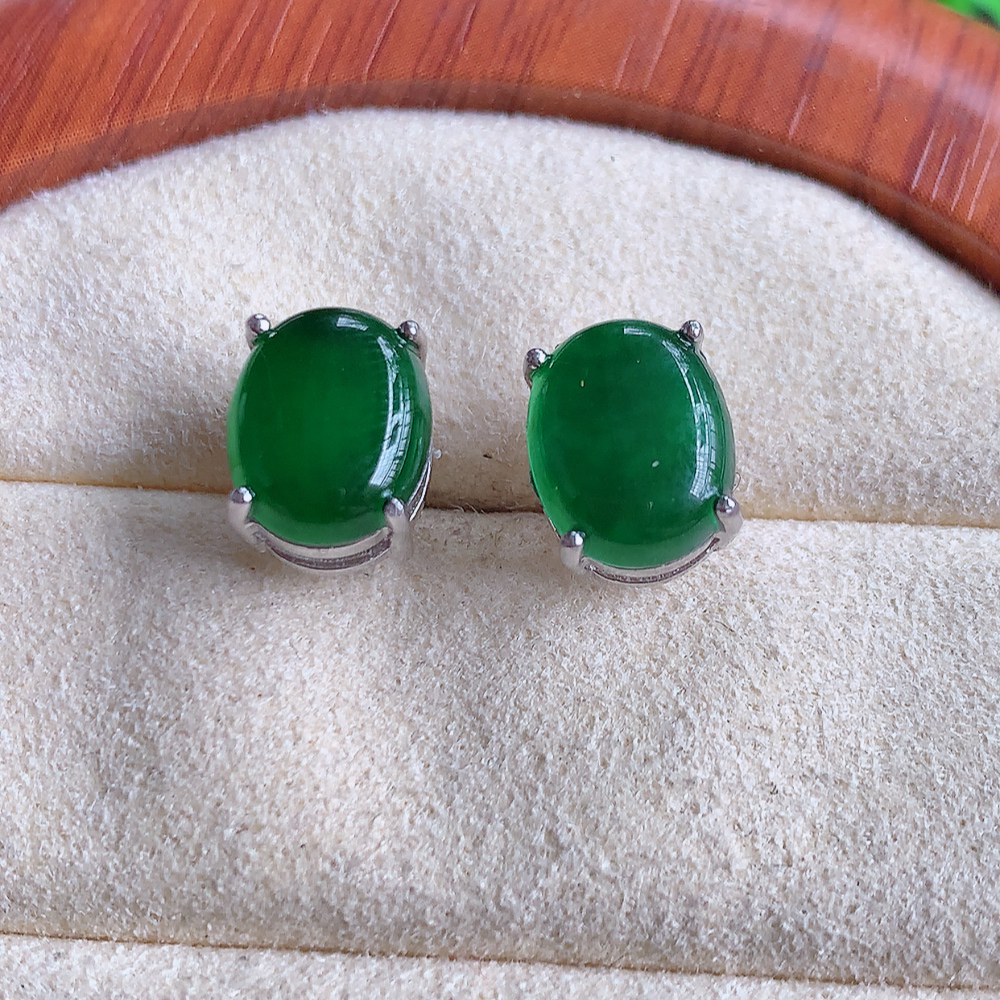冰透满绿翡翠925银镶耳坠，自然光实拍，翠色灵动，颜色漂亮，种老水足，品相佳，佩戴佳品！W481.25  整体尺寸：10-7.5-6.2mm   裸石尺寸：10-7.5mm