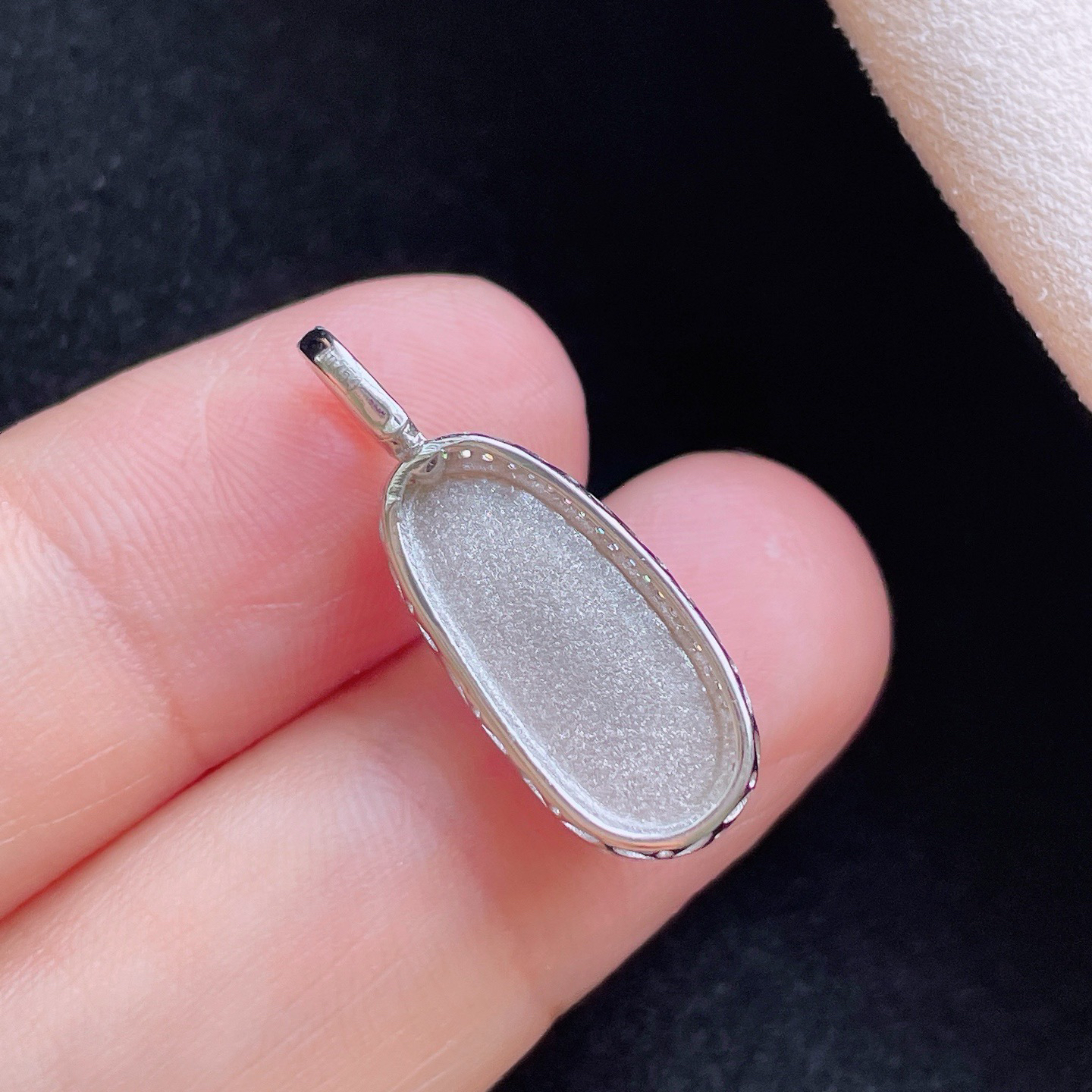 18K 紫罗兰·福豆

整24.8-9.3-6.7
裸16.8-7.3-3.3