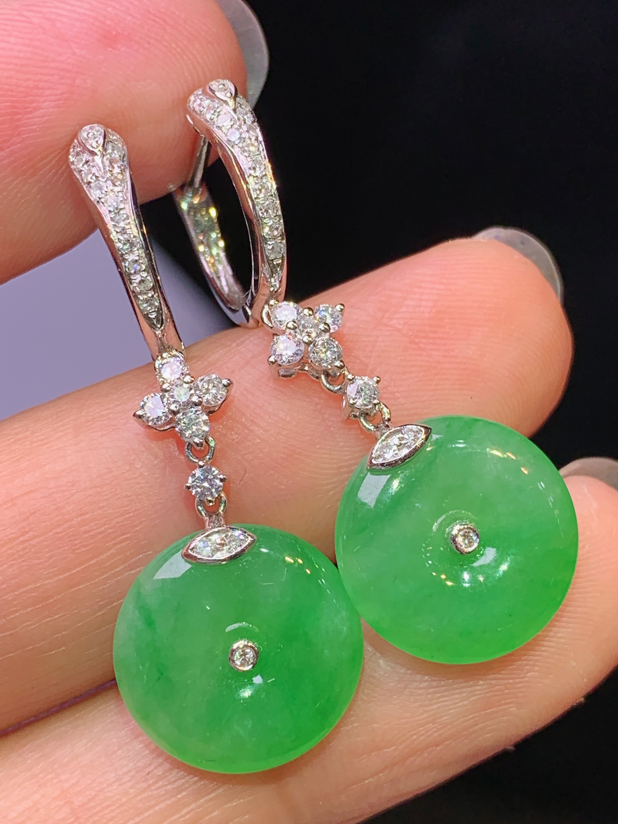18k金钻镶嵌翠绿平安扣耳坠 玉质细腻 色泽艳丽清新 水润亮眼 整体尺寸33.8*12.8*3.3h