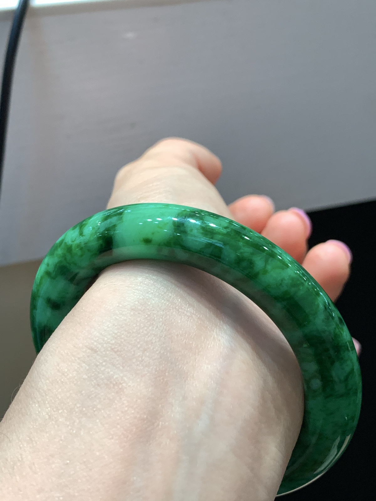 尺寸55.4/11.3/11.7，辣绿圆条手镯
水润细腻 有种有色