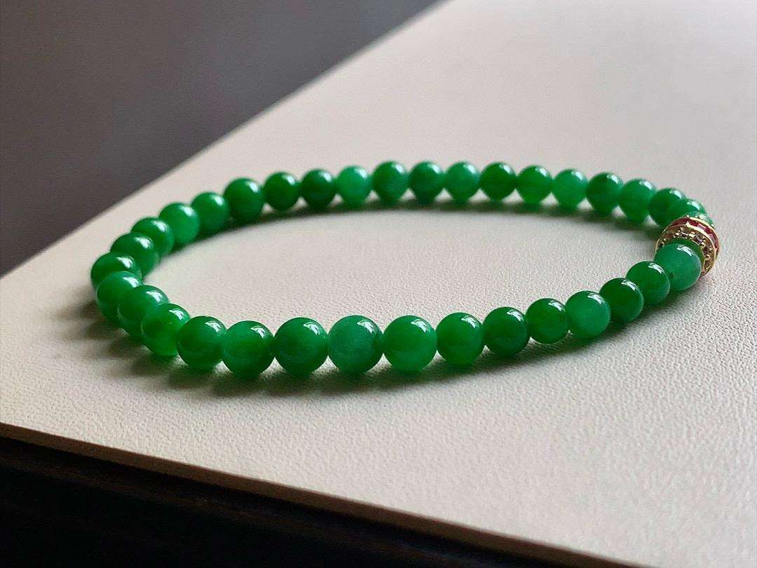 ️ 冰种辣绿手串 色泽艳丽漂亮，底子细腻不发干，尺寸4.7