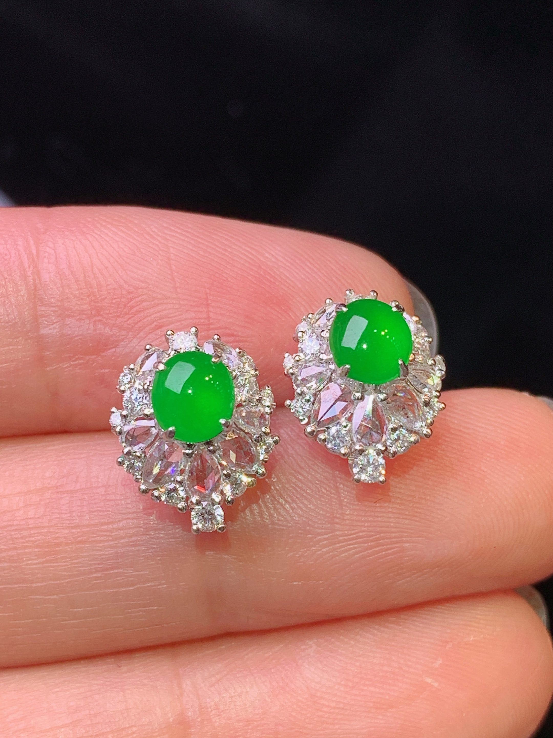 18k金钻镶嵌满绿蛋面耳钉 玉质细腻 色泽艳丽清新 水润亮眼 整体尺寸11.8*9.3*7.2j4