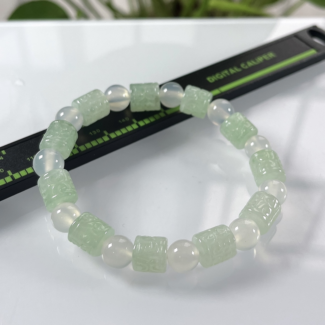 缅甸天然翡翠A货，冰种起胶晴底六字箴言路路通手串手链，尺寸：取一8.8/8.8mm/11颗，重量25.15g，白珠为玛瑙材质。