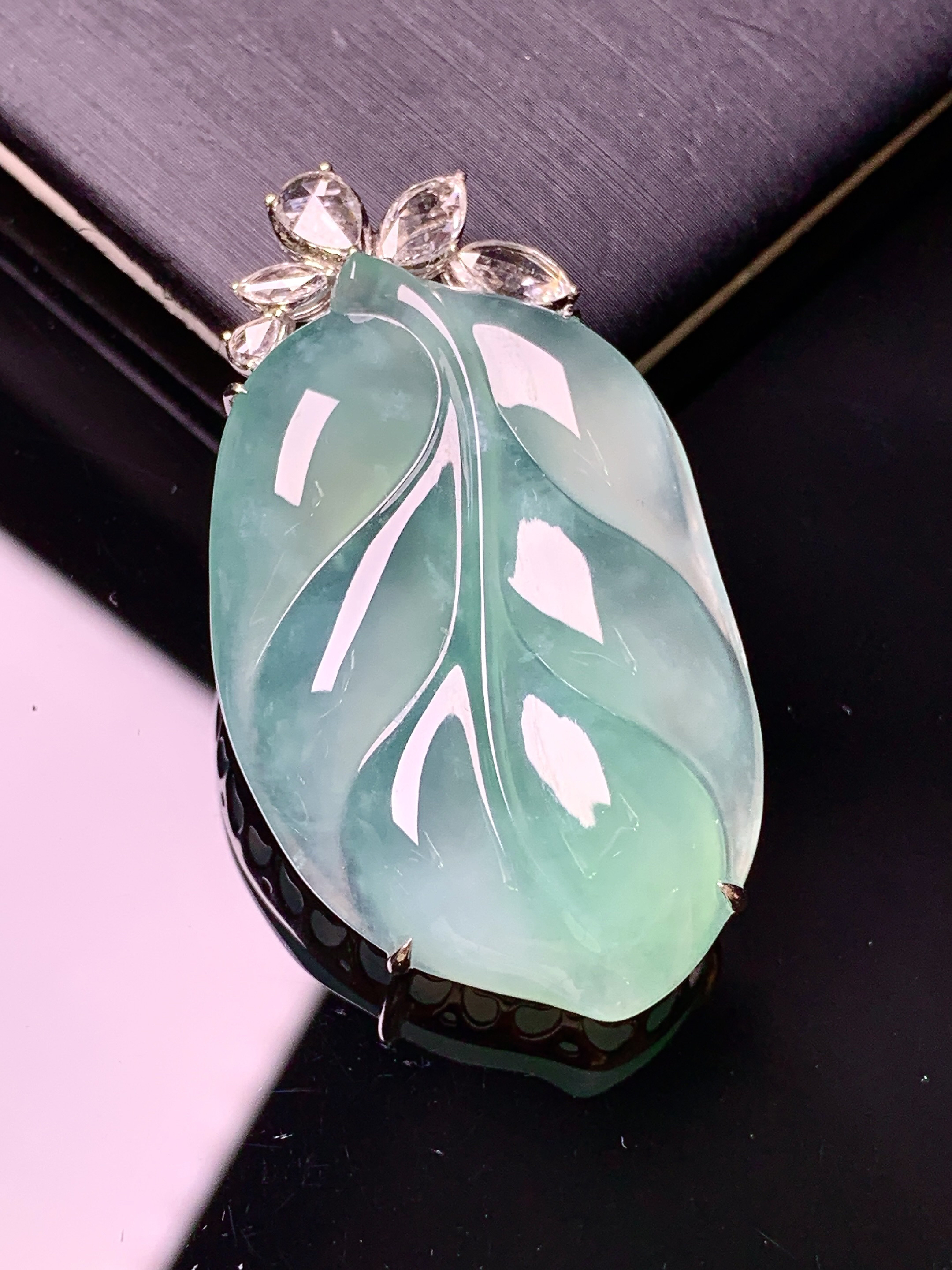 18k金钻镶嵌冰种晴绿树叶吊坠 玉质细腻 色泽艳丽清新 水润亮眼 整体尺寸42.2*23.5*7.8c1