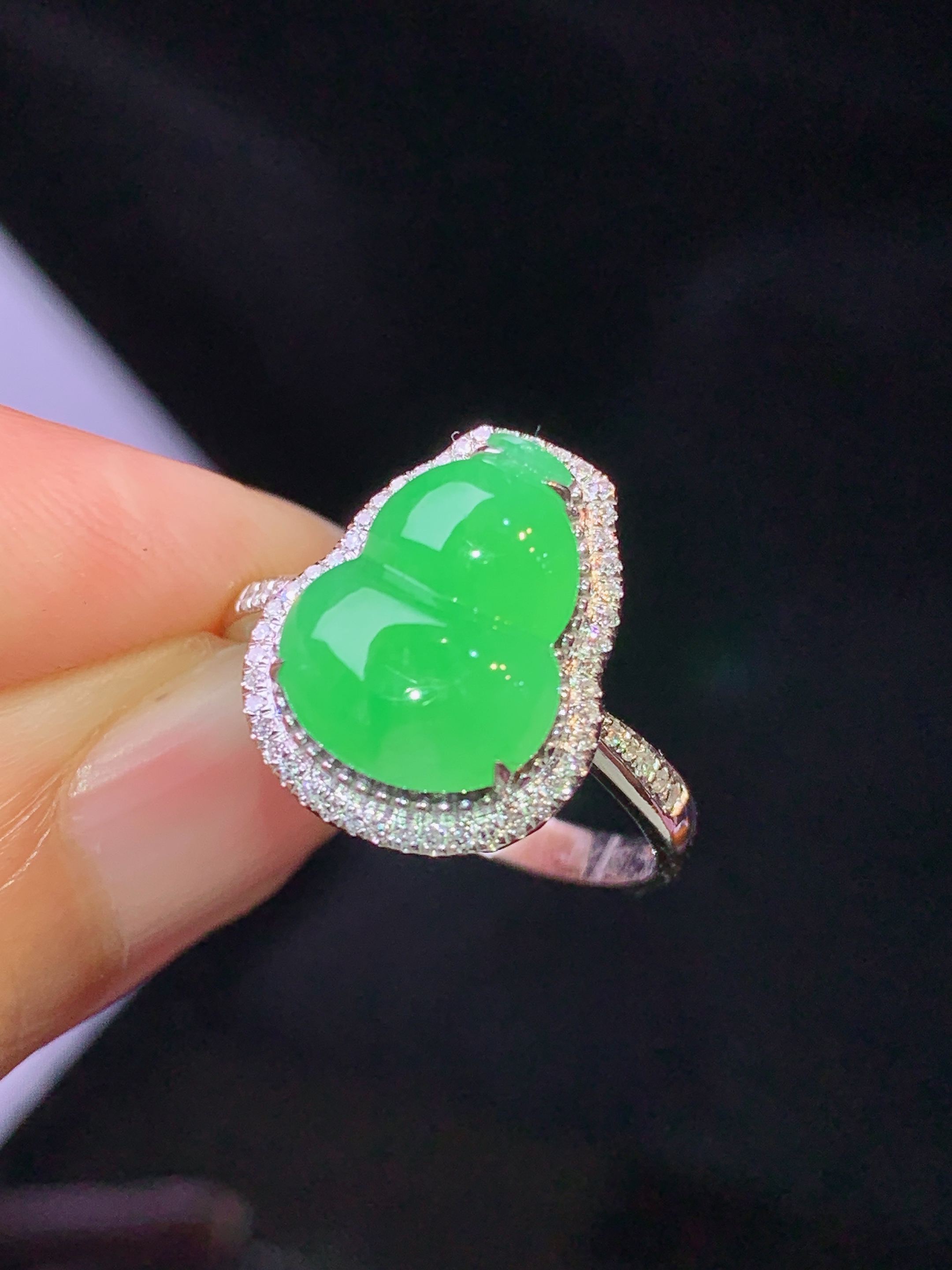 18k金钻镶嵌翠绿葫芦吊坠 玉质细腻 色泽艳丽清新 水润亮眼 圈口13.5 整体尺寸15*12*7.5f3