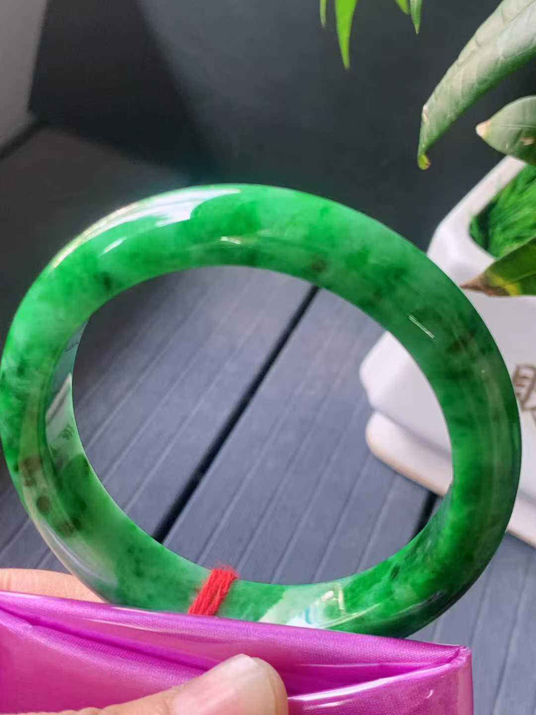 【翡翠名称】老种辣绿飘花58.2正圈口手镯
【翡翠尺寸】58.2/12.9/9mm适合57-59.5正圈口佩戴
【翡翠描述】宝贝种老水足，玉质细腻，色泽靓丽，性价比高，佩戴效果好！
【其它赠送】权威证书/精美挂绳盒子/支持全国复检