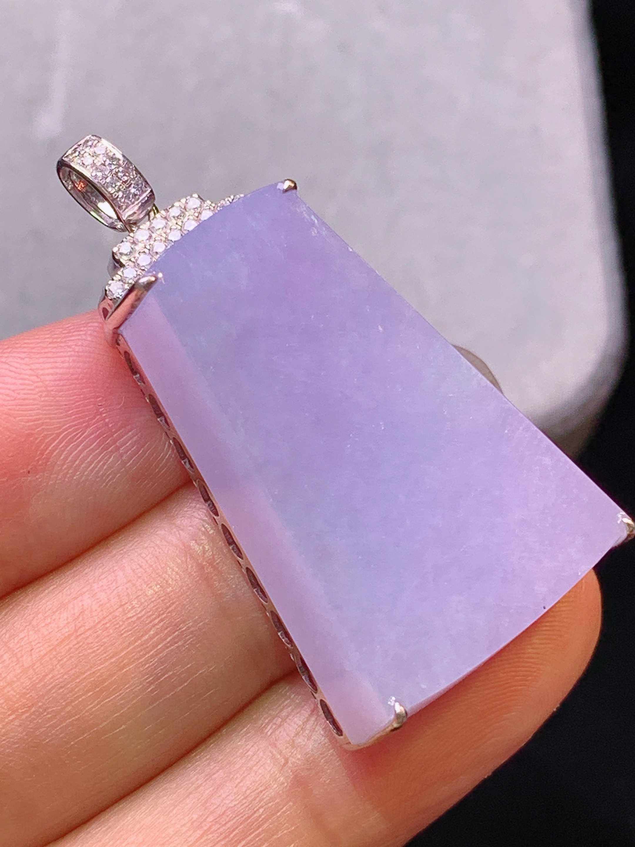 18k金钻镶嵌紫罗兰无事牌吊坠 玉质细腻 色泽艳丽清新 水润亮眼 整体尺寸10.7*21*10m2