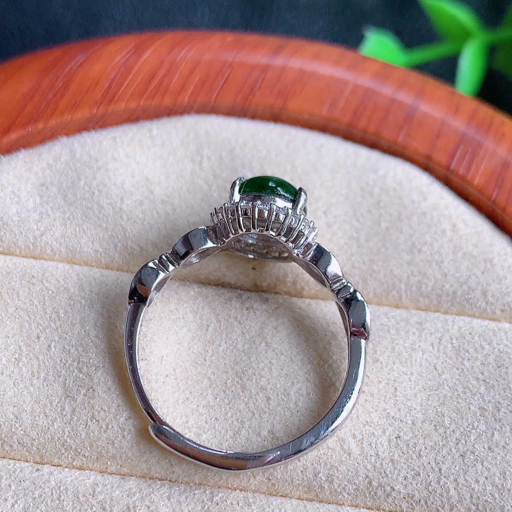 冰润满绿精美环形翡翠戒指  玉质细腻  冰清玉润  飘花灵动  颜色漂亮  W502.25  内径尺寸：18-9.8-6.6mm  裸石尺寸：8-6.8mm
