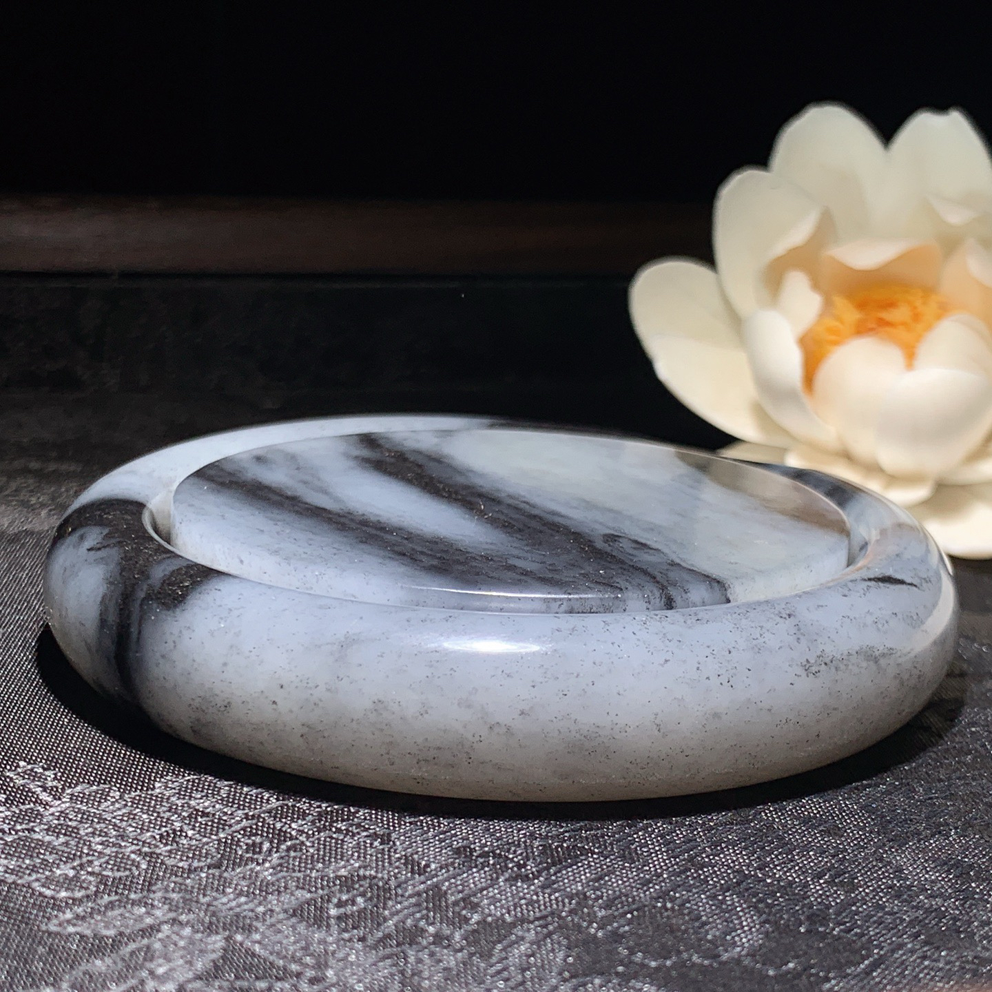 新疆和田玉籽料青花手镯 青花籽料套镯 镯子芯尺寸57/14重109.5克 60圈口条宽13厚9重63克！玉质细腻油润 底色纯净 脂粉好，品质好。lt260325