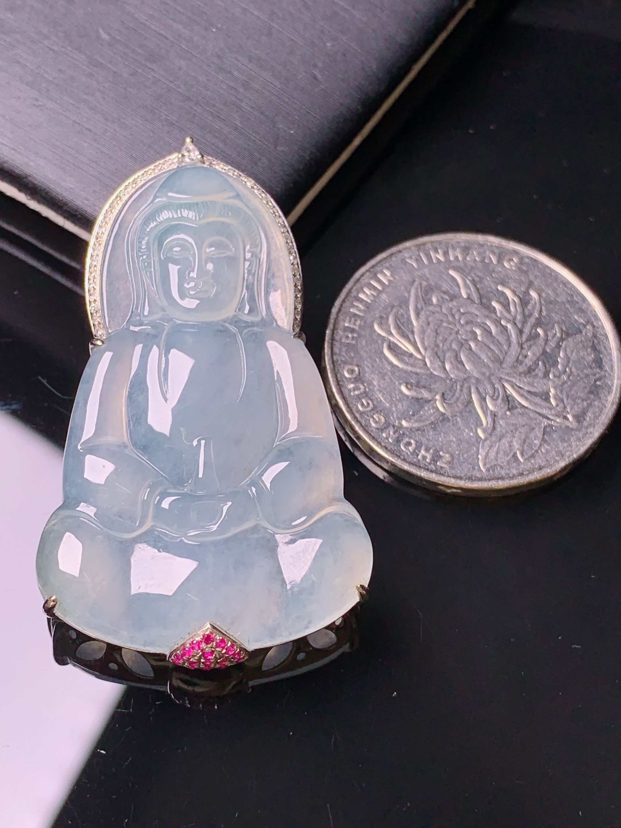 18k金钻镶嵌冰种观音吊坠 玉质细腻 色泽艳丽清新 水润亮眼 整体尺寸43.2*25.2*7c1