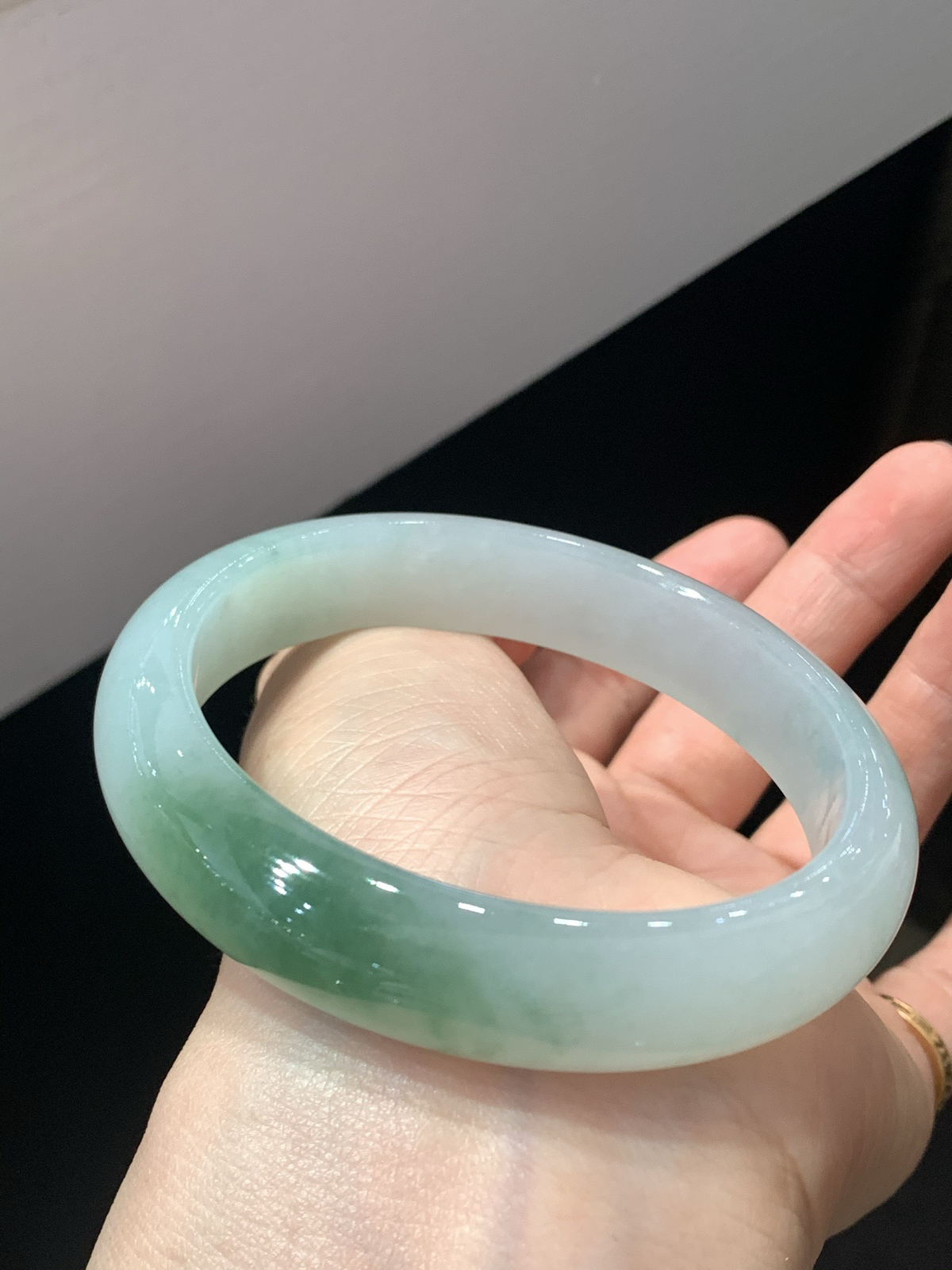 尺寸59.8/13.2/7.9，细糯手镯
水润细腻 清新甜美