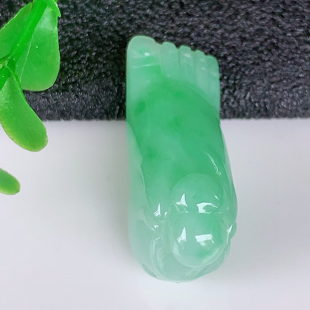 自然光实拍，冰润满绿翡翠知足常乐吊坠，种老水足，雕工精湛 ，寓意美好，佩戴时尚出众！#050.3尺寸