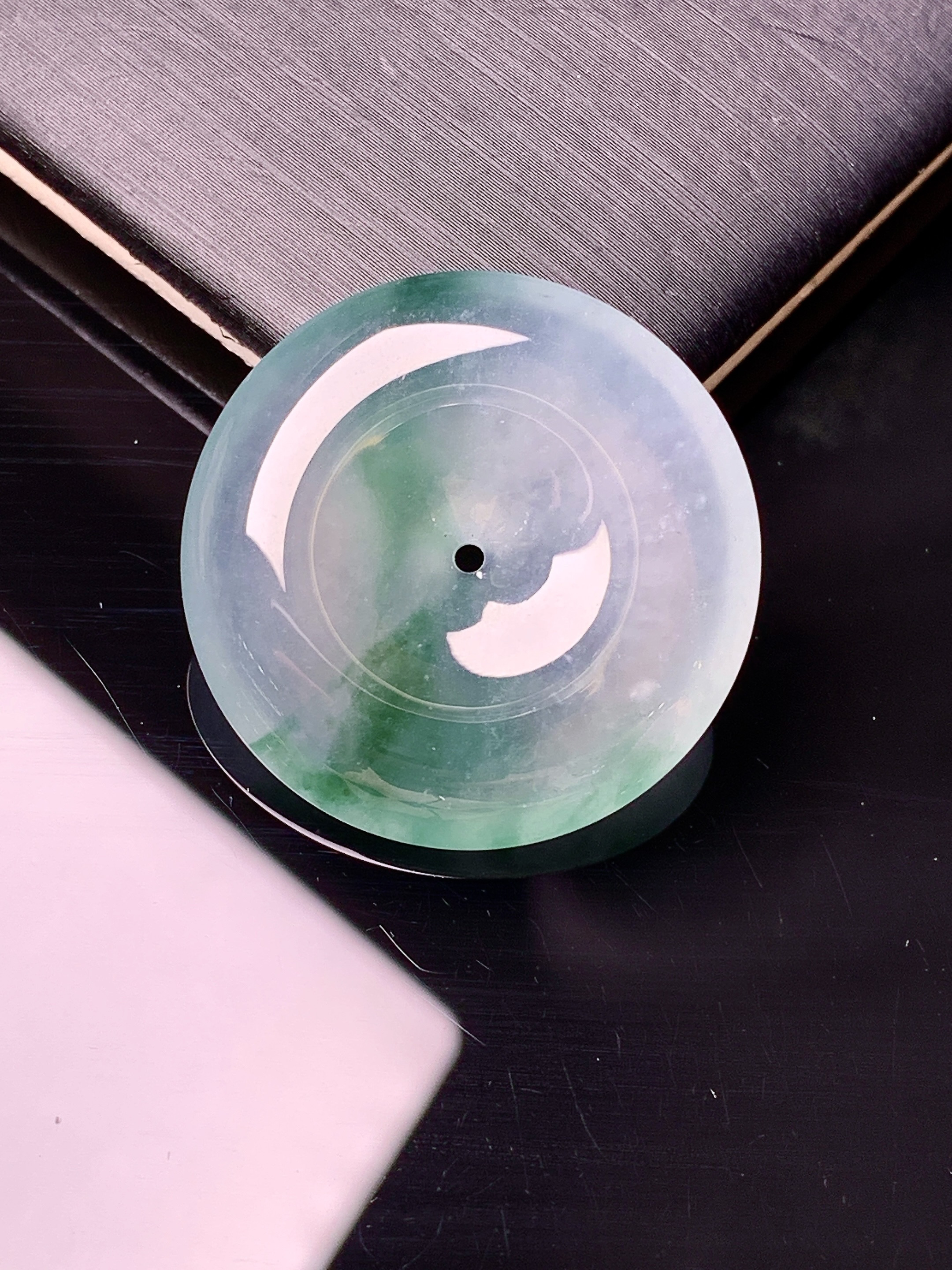 冰种飘绿平安扣吊坠 玉质细腻 色泽艳丽清新 水润亮眼 整体尺寸26.7*5.7c1