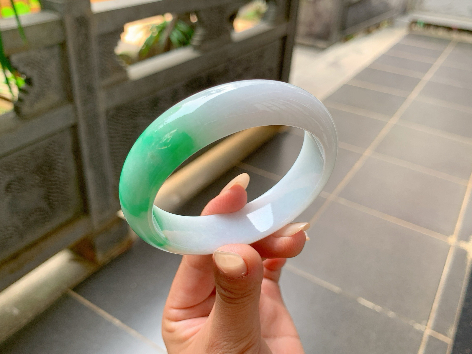 ️｜60圈口
白底青，宽版镯，大圈口，一截色很大气，