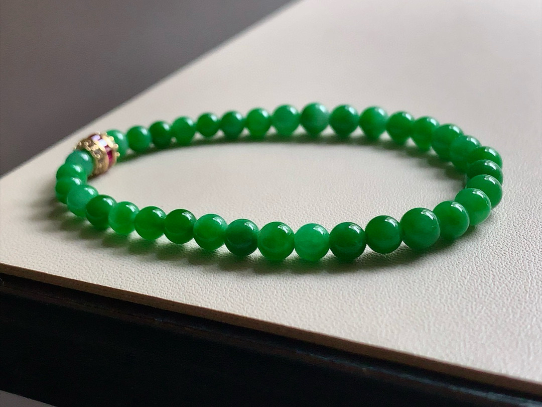 ️ 冰种辣绿手串 色泽艳丽漂亮，底子细腻不发干，尺寸4.7