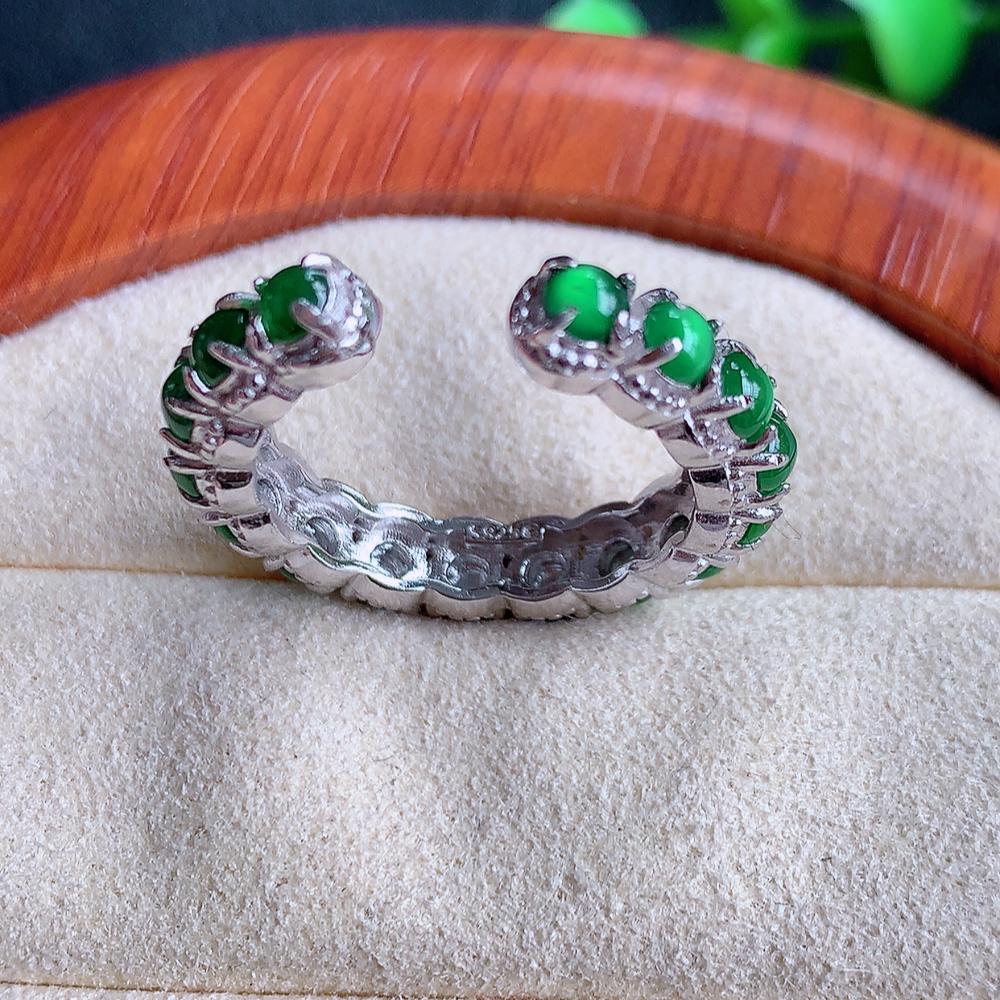 冰润满绿精美环形翡翠戒指  玉质细腻  冰清玉润  飘花灵动  颜色漂亮  W502.25  内径尺寸：17.5-4.5-4mm  裸石尺寸：3mm