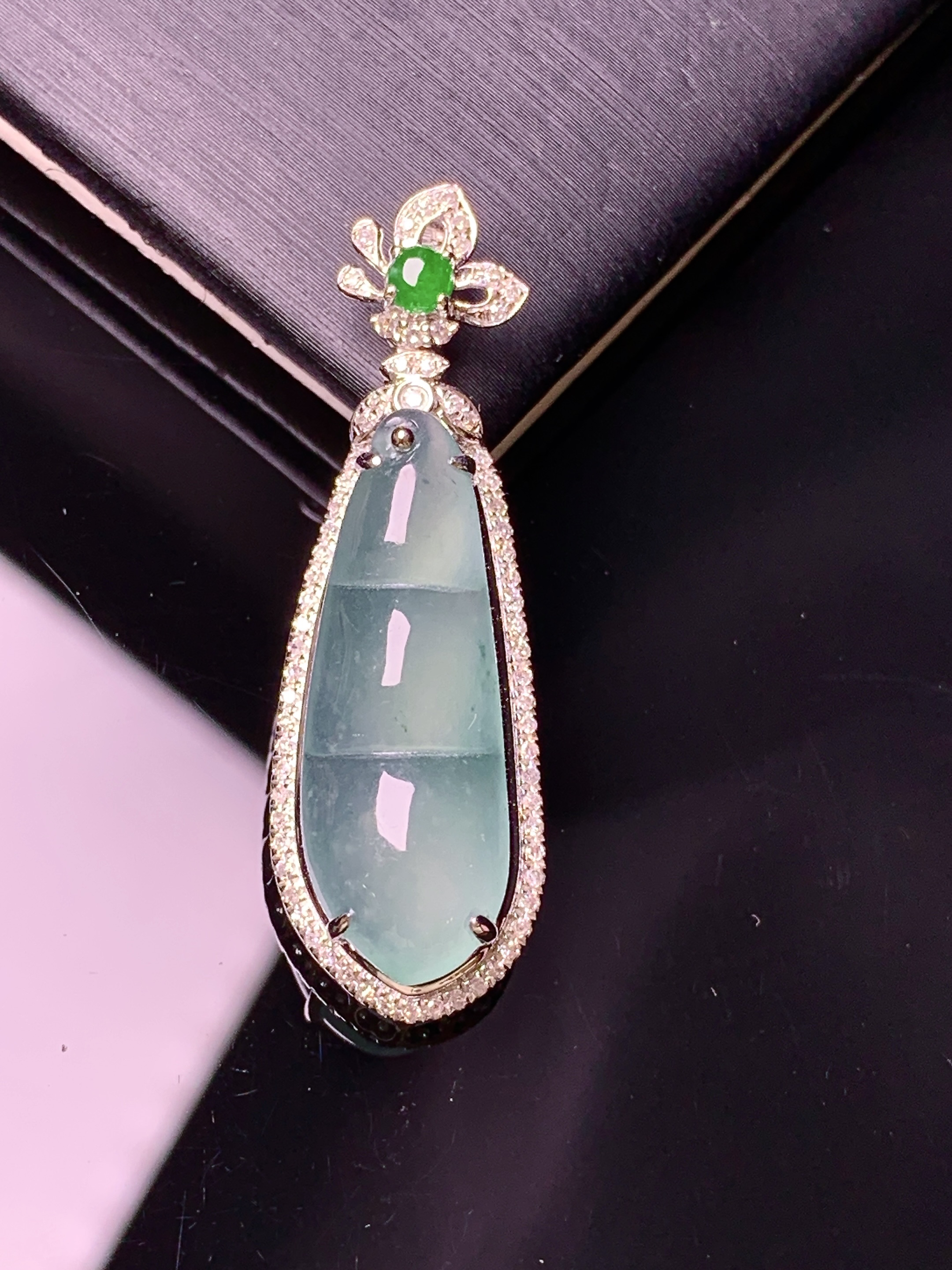 18k金钻镶嵌冰种四季豆吊坠 玉质细腻 色泽艳丽清新 水润亮眼 整体尺寸37.3*12*7.8f3