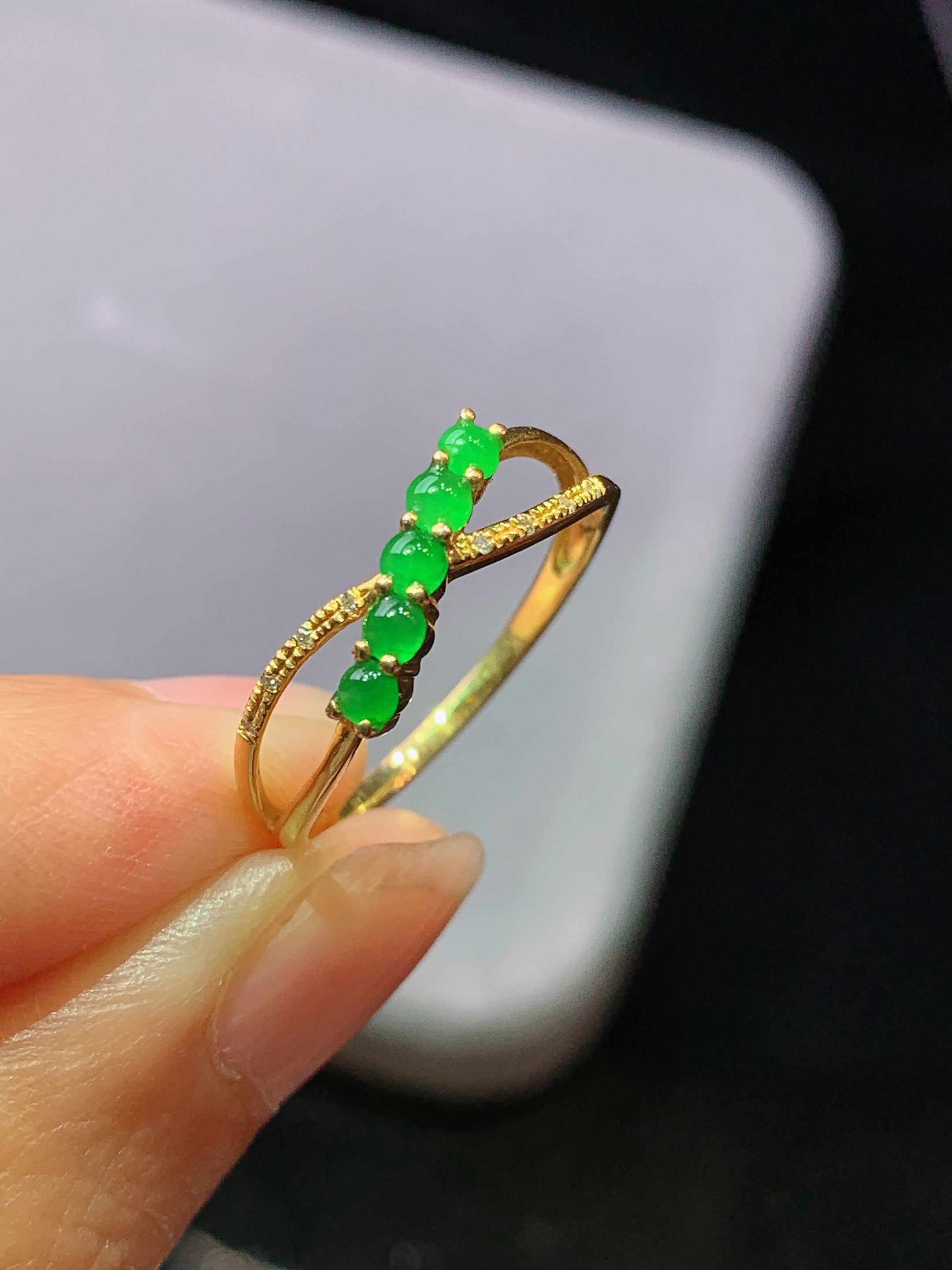 18k金钻镶嵌满绿蛋面组合戒指 玉质细腻 色泽艳丽清新 水润亮眼 圈口13.5 整体尺寸2.2*2y