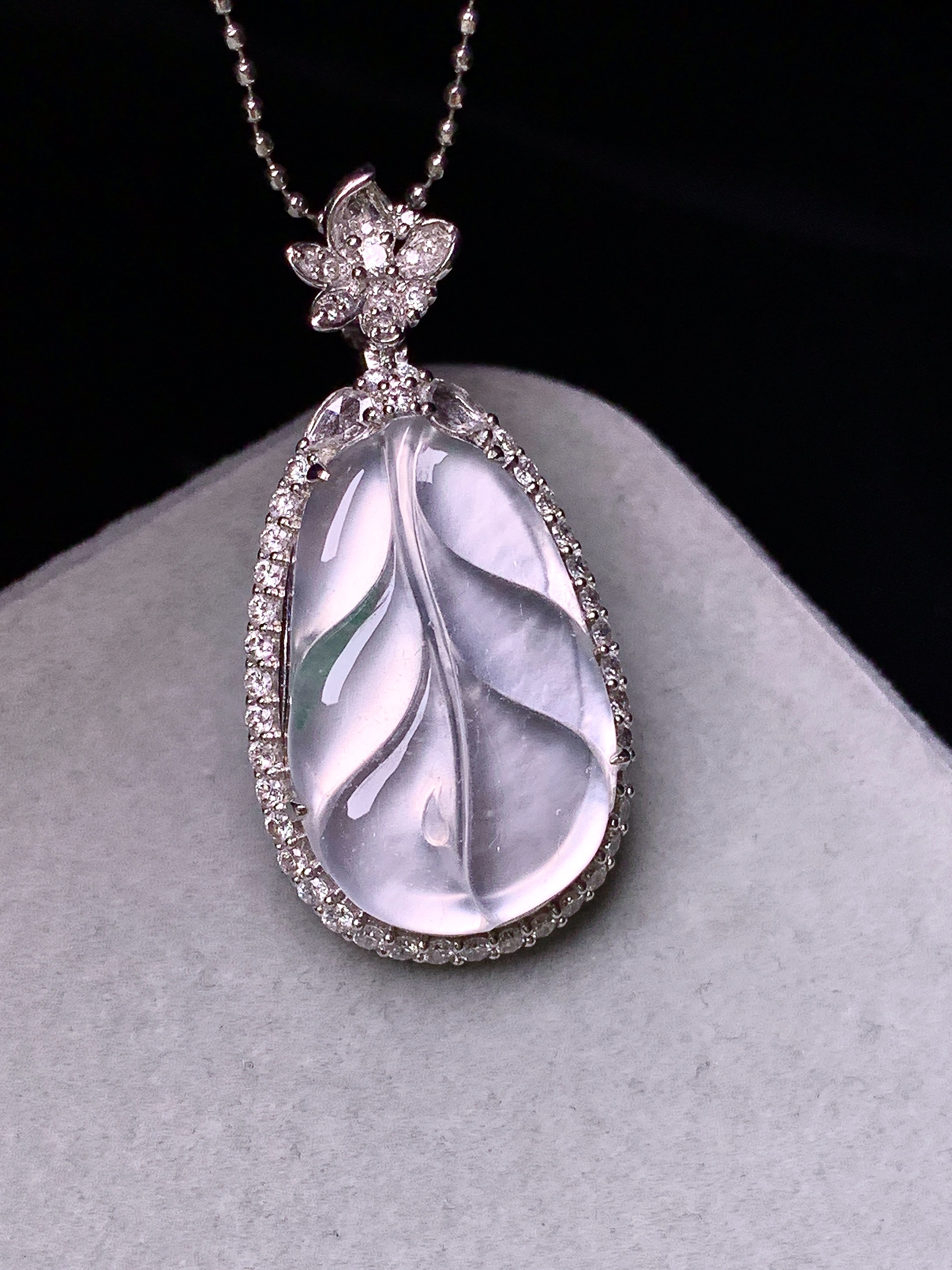 18k金钻镶嵌冰种树叶吊坠 玉质细腻 色泽艳丽清新 水润亮眼 整体尺寸26.7*17.6*7.3