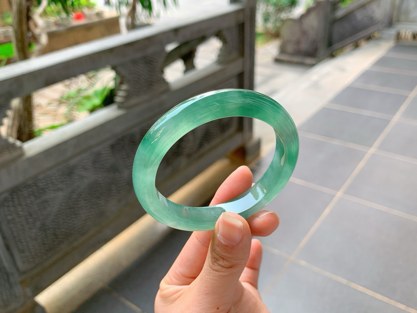 ｜56圈口
啤酒瓶绿底飘花，种老大掉牙，油润度起光度都是顶顶的，