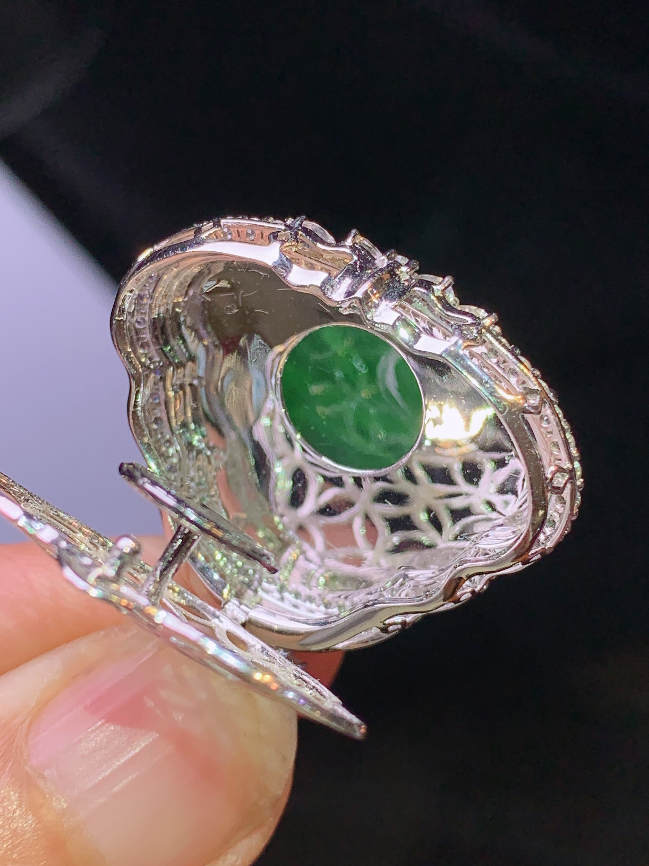 18k金钻镶嵌翠绿佛公吊坠 玉质细腻 色泽艳丽清新 水润亮眼 整体尺寸29*27.5*11yz