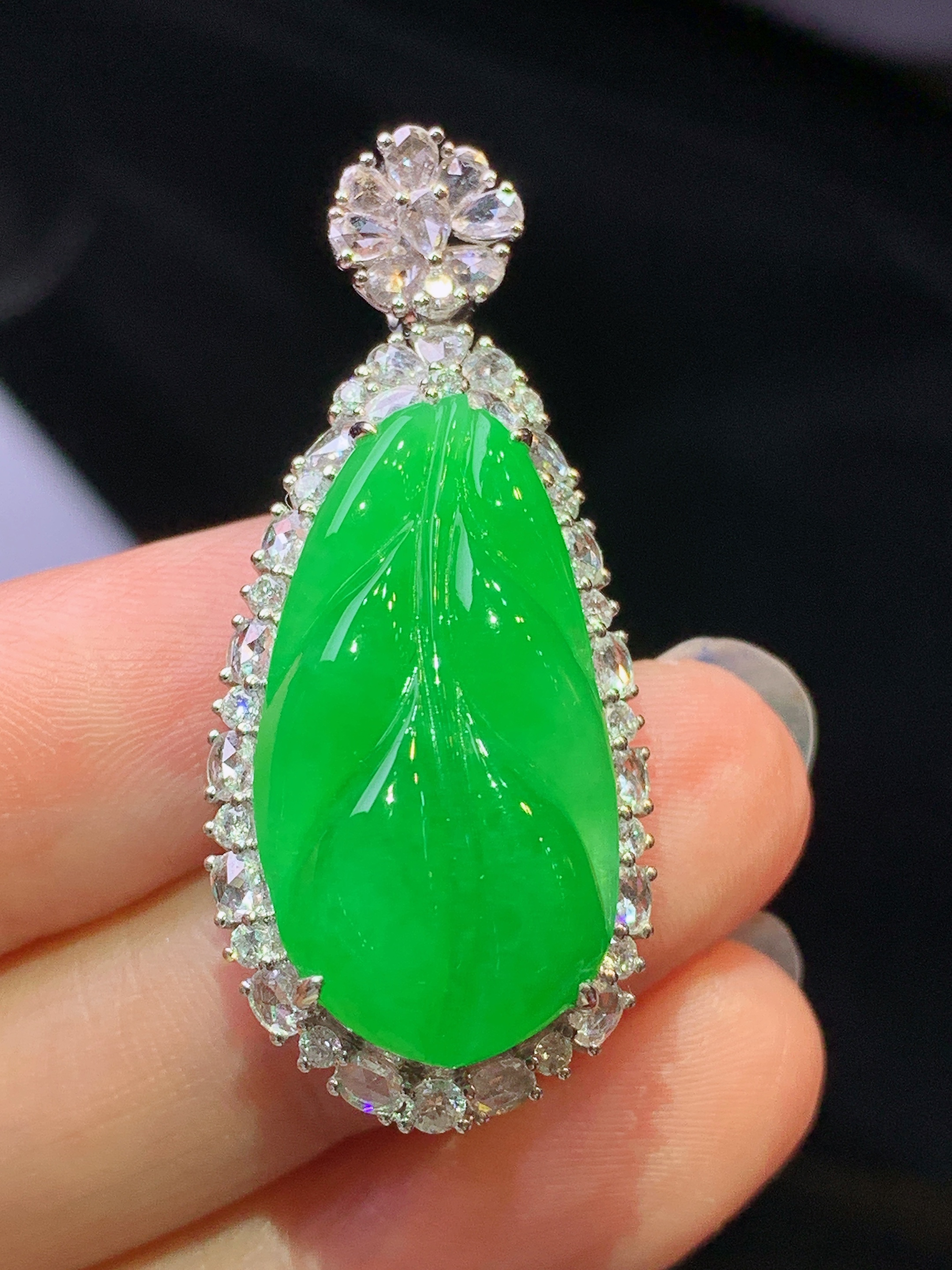 18k金钻镶嵌满绿树叶吊坠 玉质细腻 色泽艳丽清新 水润亮眼 整体尺寸39.7*17.5*12.2c4