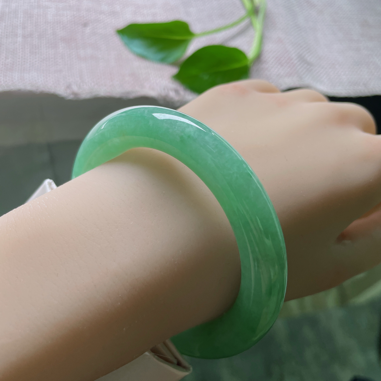 55/10.8，满绿圆条，腕间藏了一整个春天。这抹满绿，是时光凝成的诗。