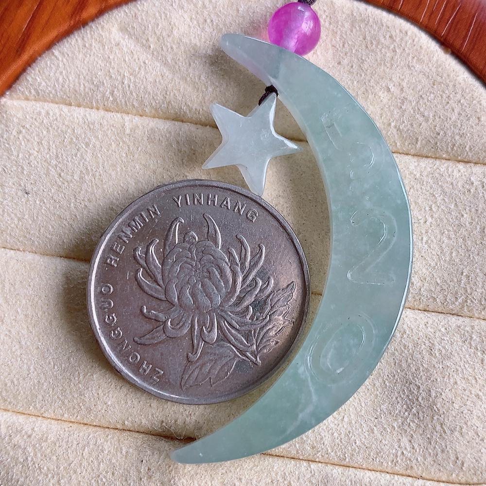 冰润星星月亮翡翠挂件，老种飘花  冰清玉洁  胶感十足  寓意“四季平安，福气满满”颜色鲜艳，清新自然，饱满通透   W49.25  尺寸：47-8.8-4.3mm
