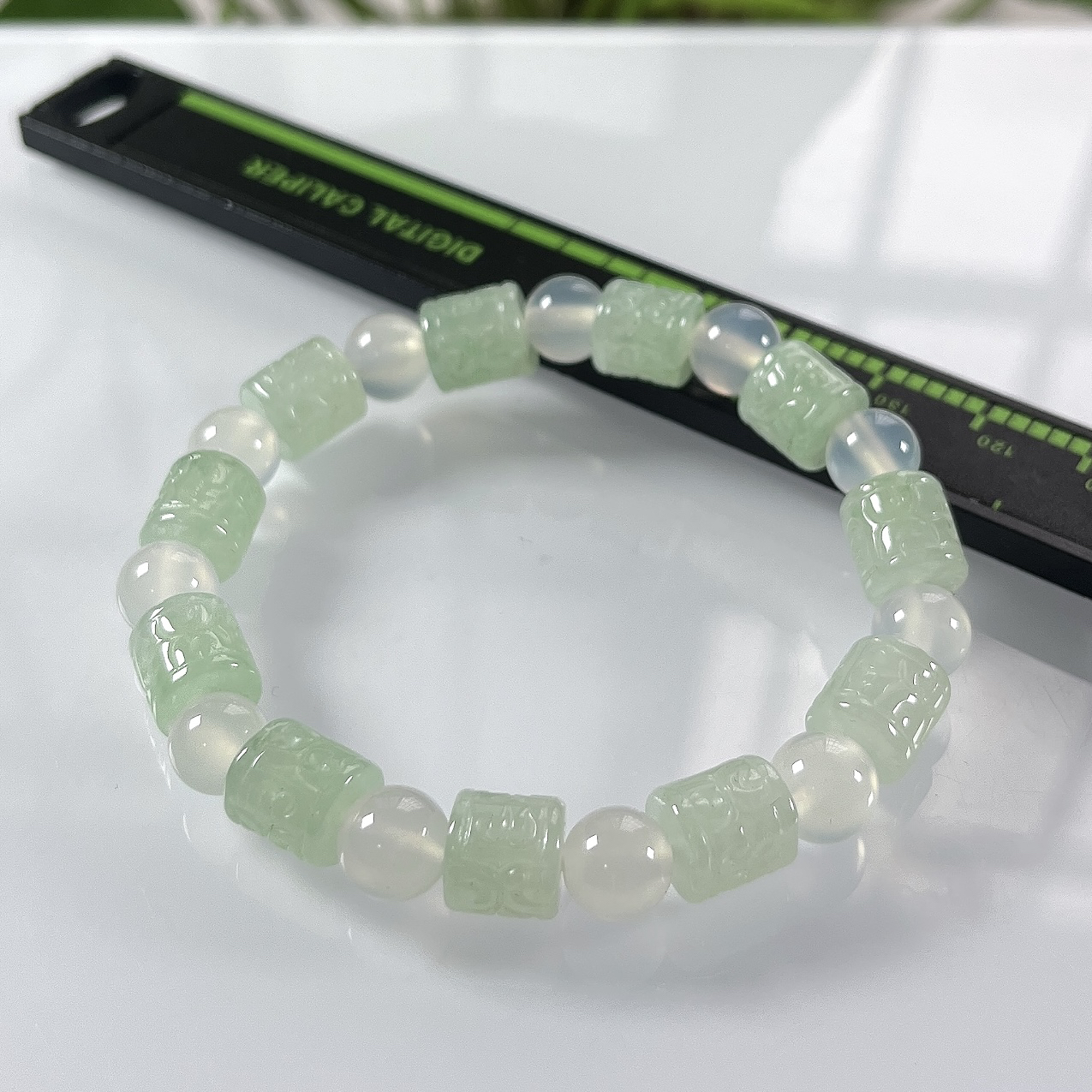 缅甸天然翡翠A货，冰种起胶晴底六字箴言路路通手串手链，尺寸：取一8.8/8.8mm/11颗，重量25.15g，白珠为玛瑙材质。