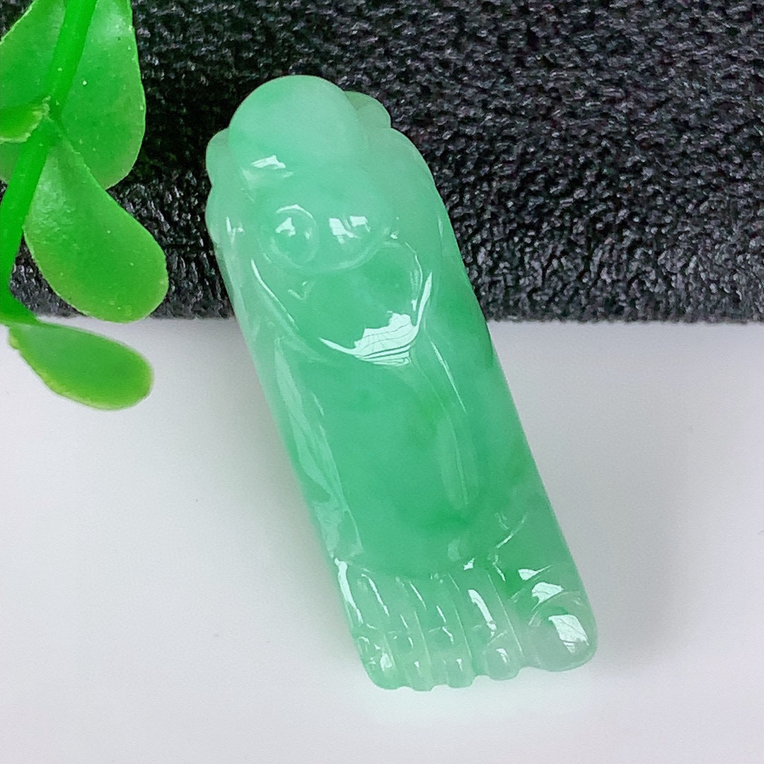 自然光实拍，冰润满绿翡翠知足常乐吊坠，种老水足，雕工精湛 ，寓意美好，佩戴时尚出众！#050.3尺寸26*15*9.5mm