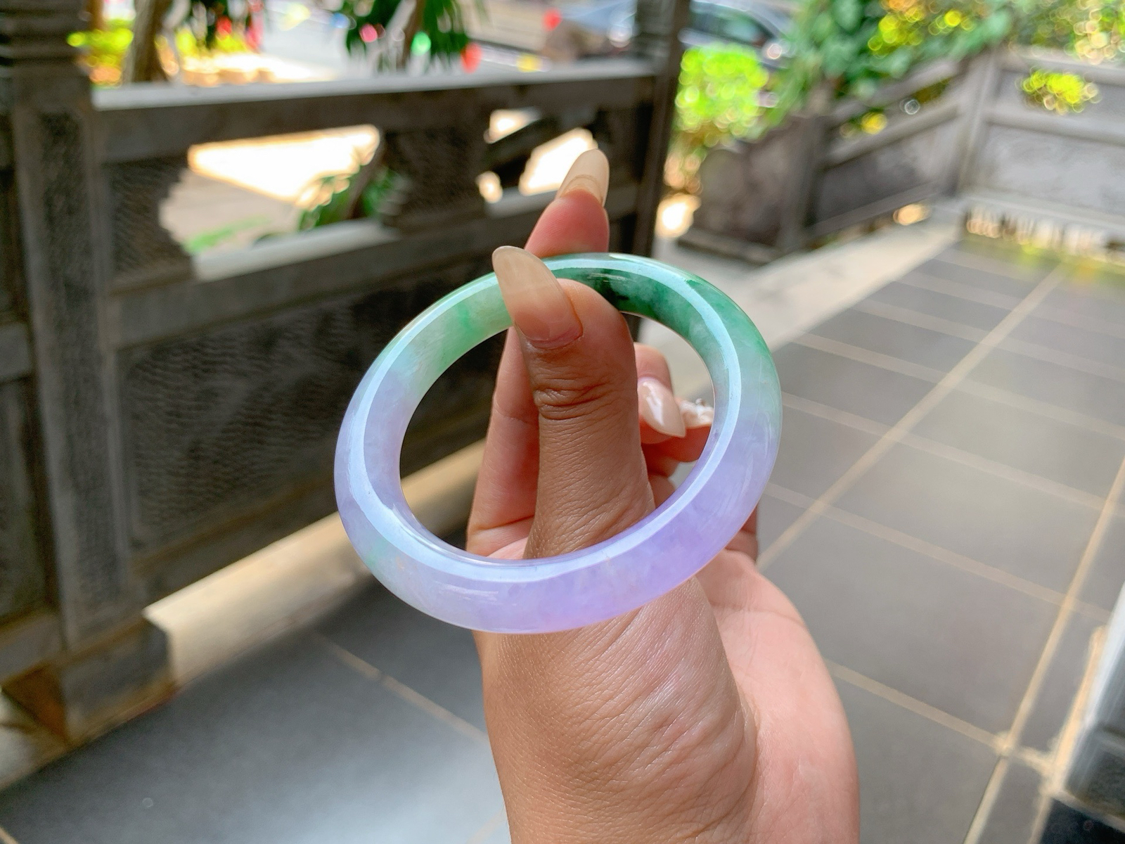 ｜50圈口
 冰春彩福镯，条粗:9.5，超浓郁的一截冰紫色，水润透亮，另一半飘藓绿花，有一种鲜明的特色感