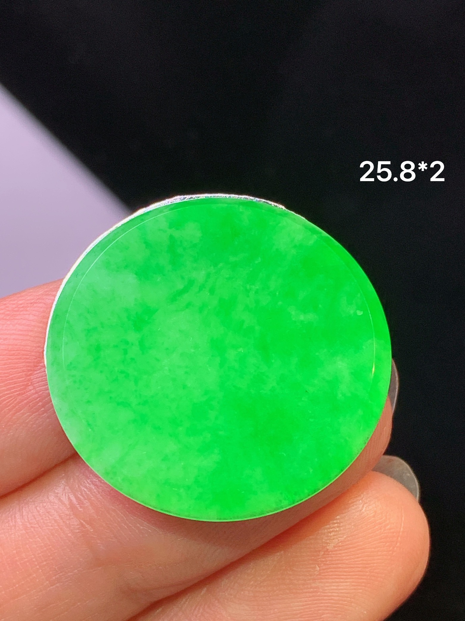 翠绿圆牌吊坠 玉质细腻 色泽艳丽清新 水润亮眼 整体尺寸25.8*2m2