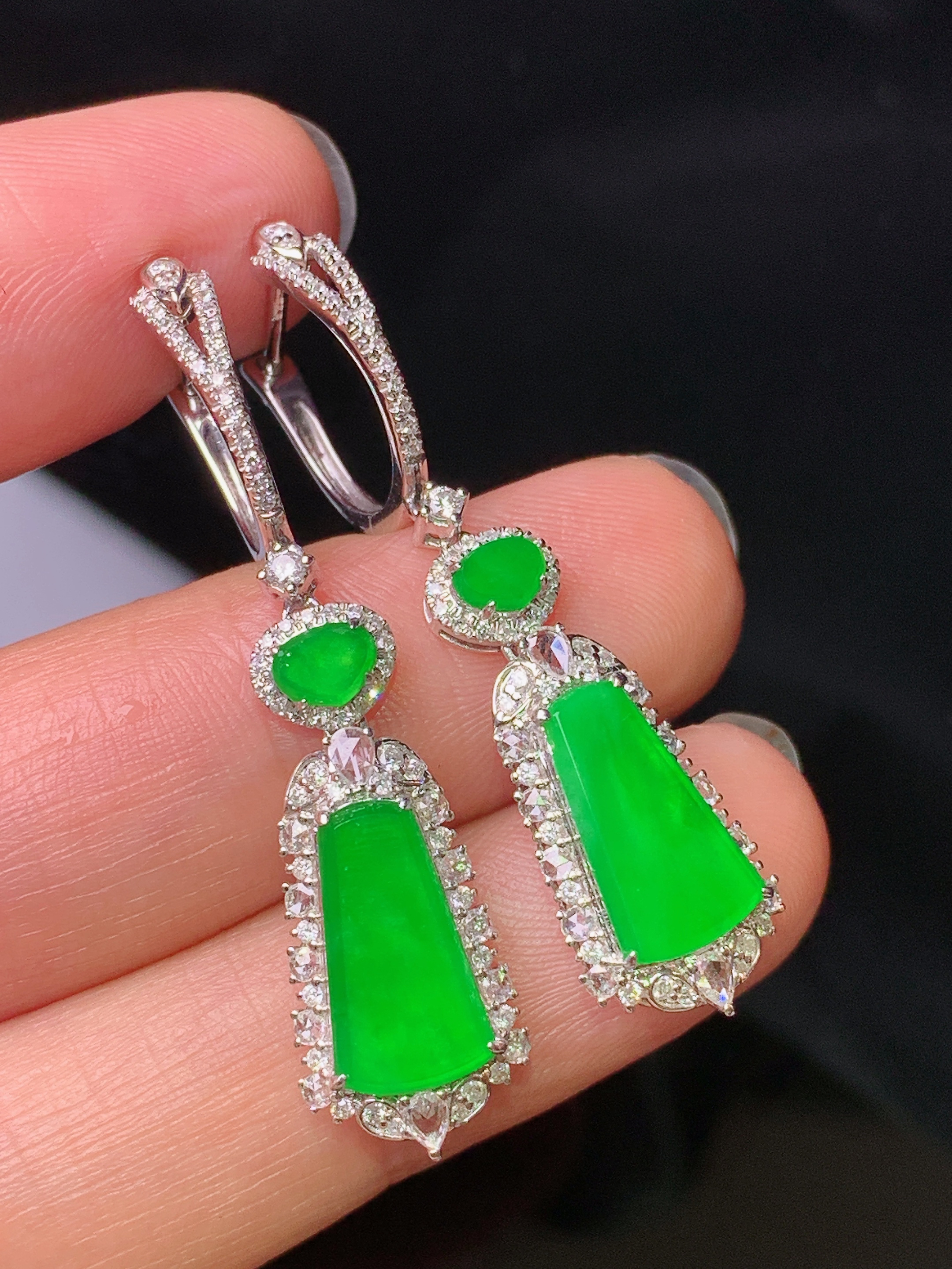 18k金钻镶嵌满绿无事牌耳坠 玉质细腻 色泽艳丽清新 水润亮眼 整体尺寸38.6*9.5*5.3c5