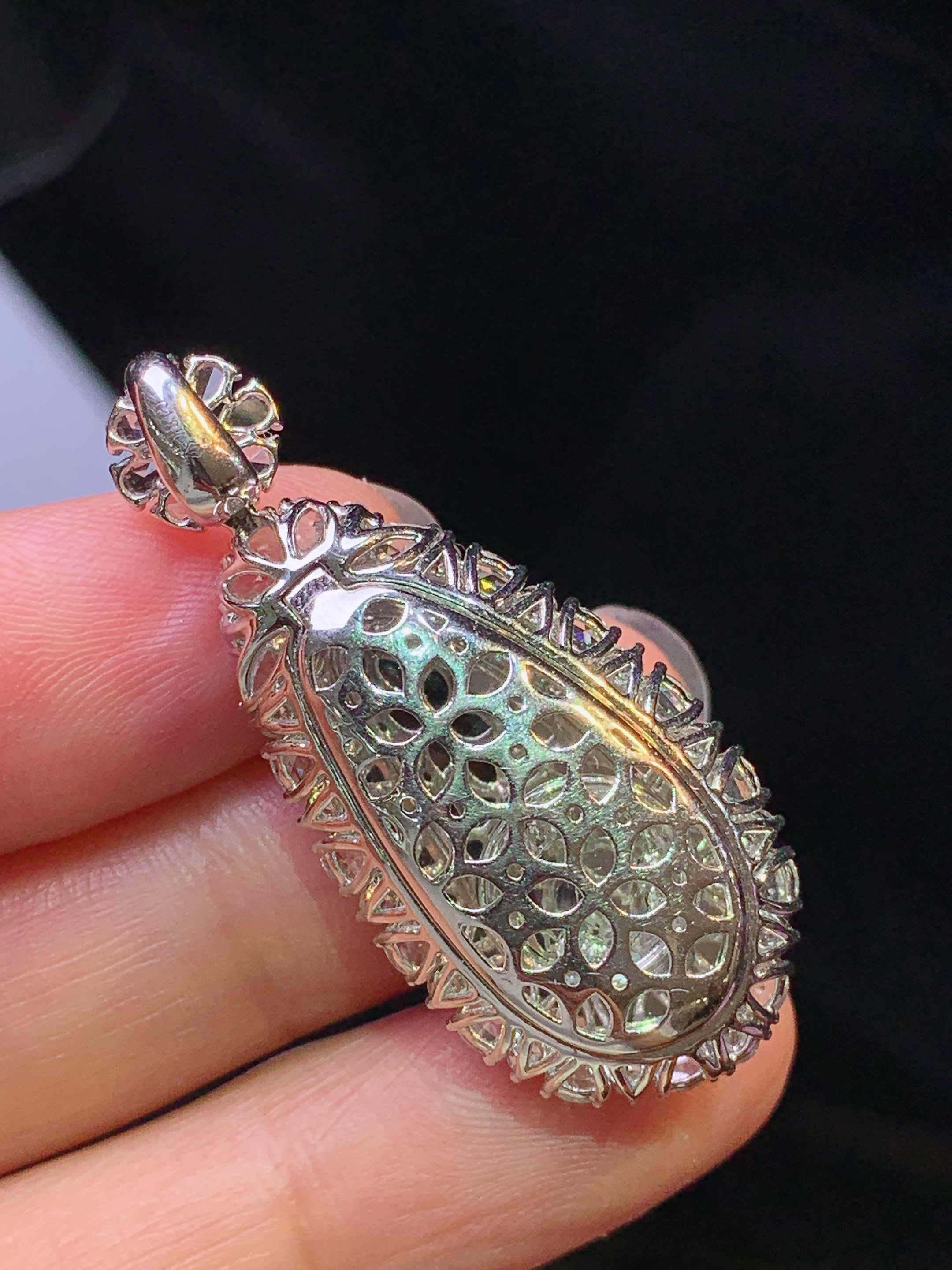 18k金钻镶嵌满绿树叶吊坠 玉质细腻 色泽艳丽清新 水润亮眼 整体尺寸39.7*17.5*12.2c4