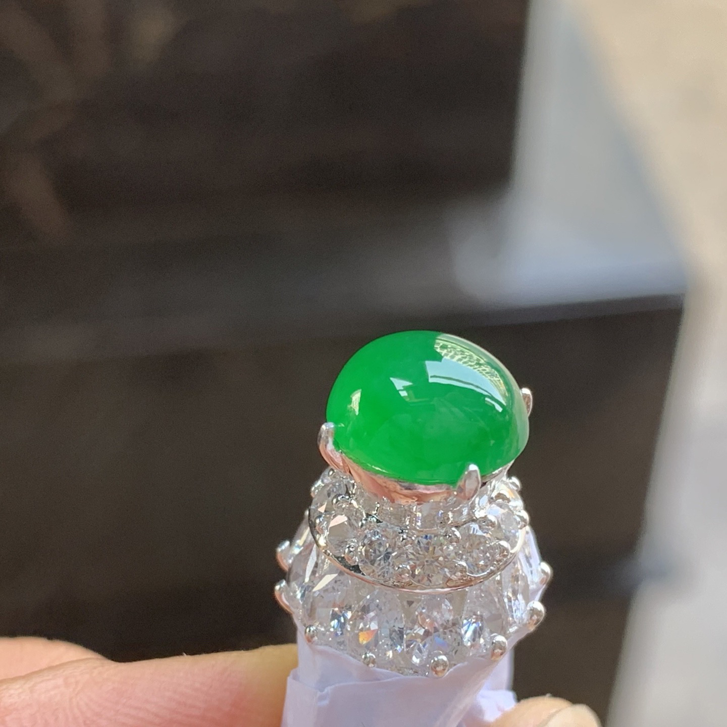 阳绿色戒面 种好水润 颜色漂亮 饱满 铜托