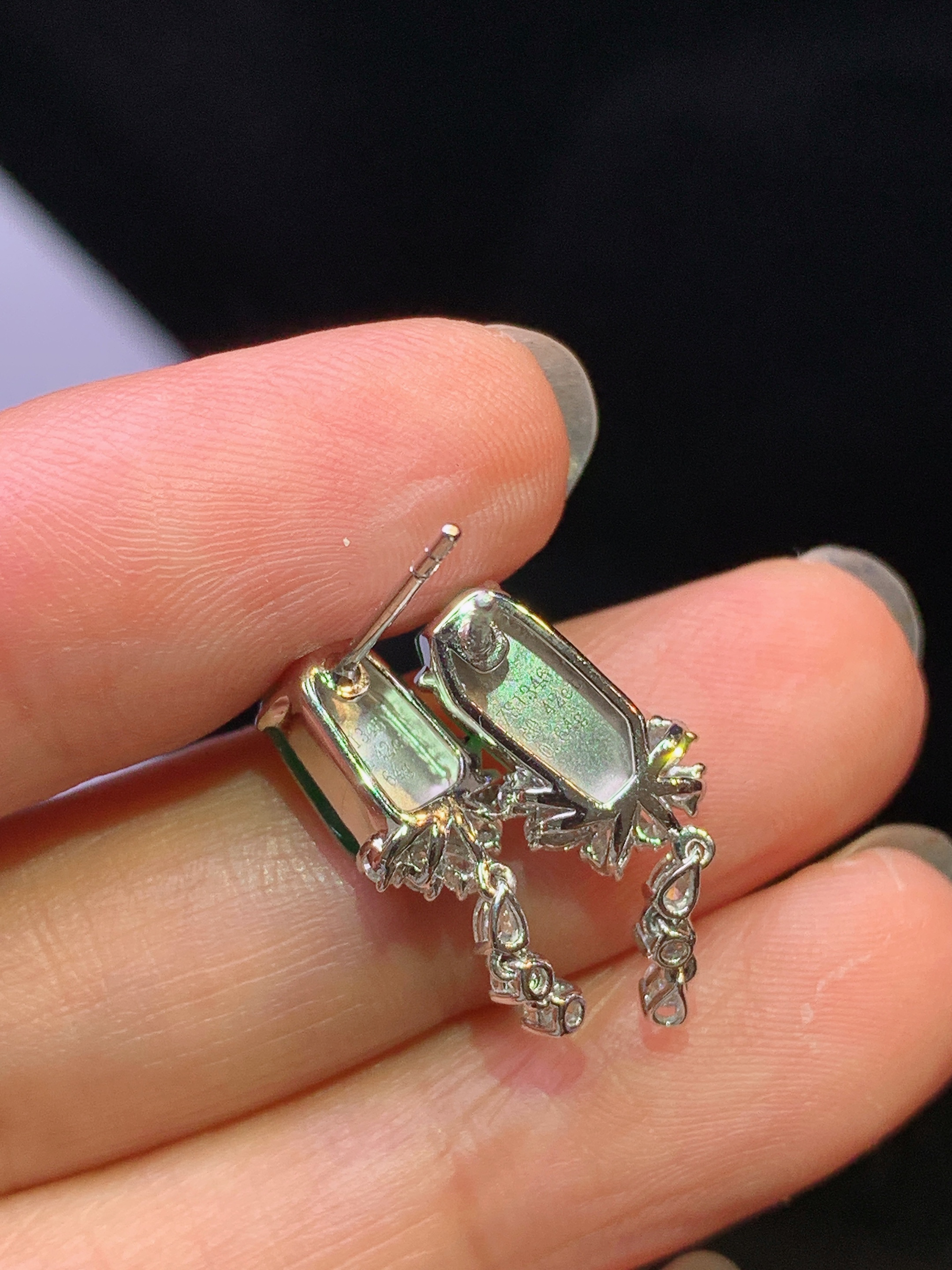 18k金钻镶嵌翠绿随形耳钉 玉质细腻 色泽艳丽清新 水润亮眼 整体尺寸22.2*5.2*6m5