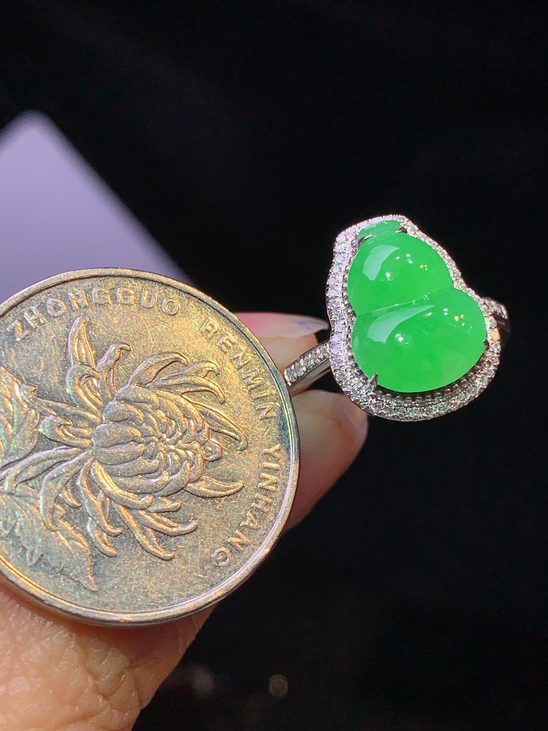 18k金钻镶嵌翠绿葫芦吊坠 玉质细腻 色泽艳丽清新 水润亮眼 圈口13.5 整体尺寸15*12*7.5f3