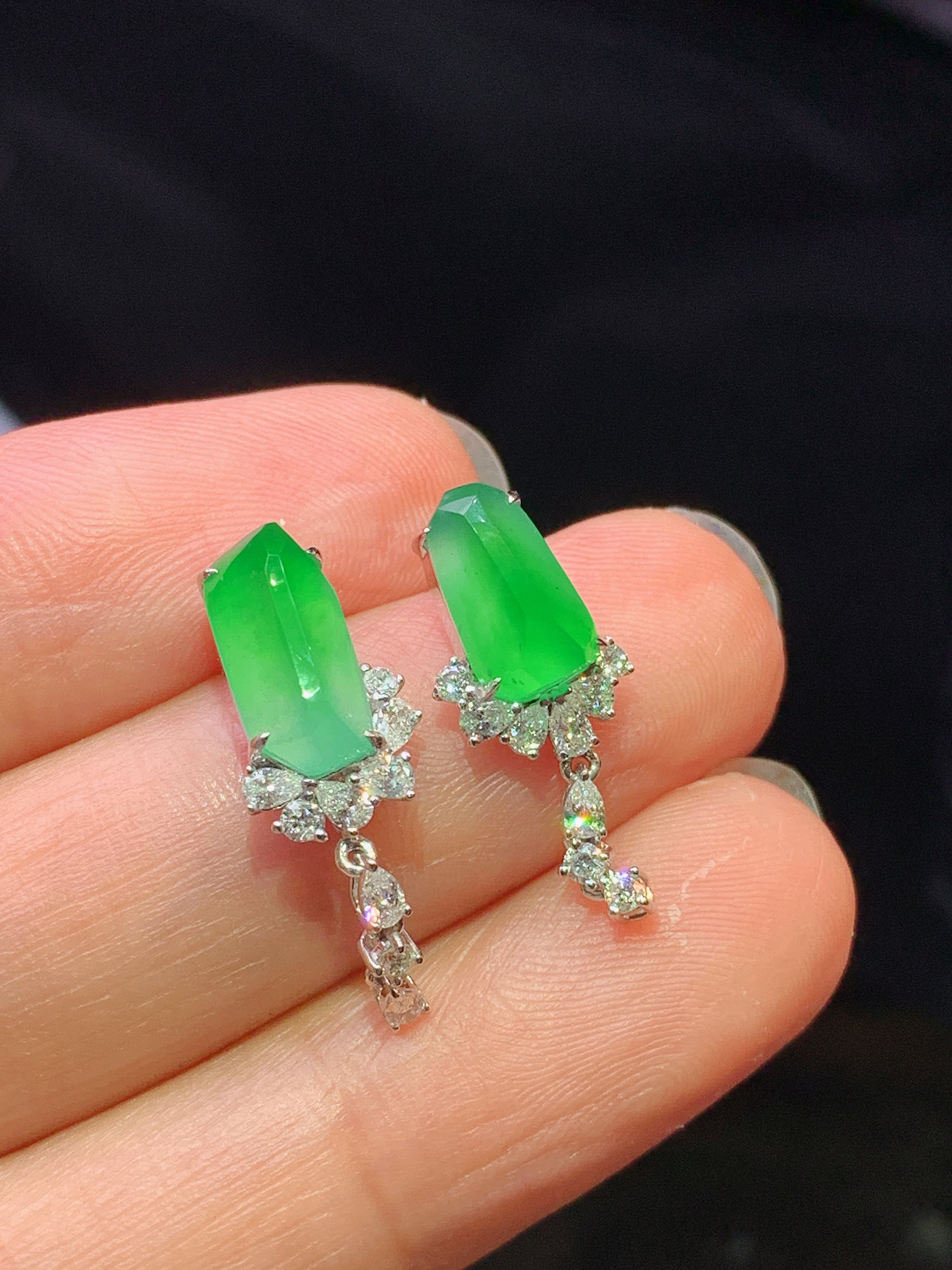 18k金钻镶嵌翠绿随形耳钉 玉质细腻 色泽艳丽清新 水润亮眼 整体尺寸22.2*5.2*6m5