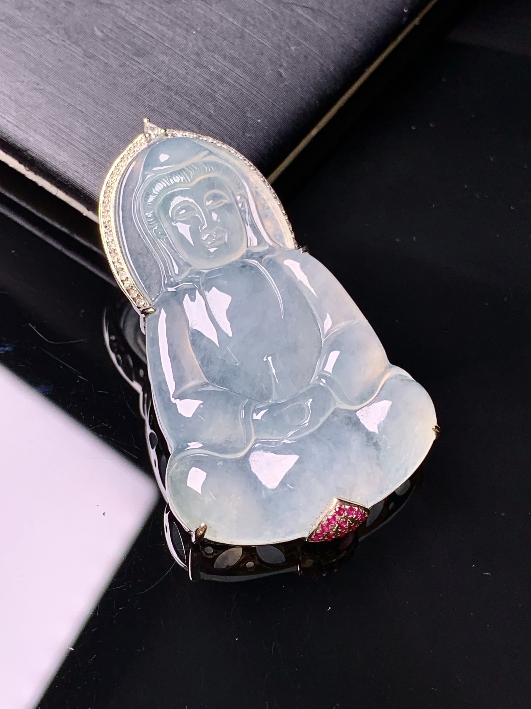 18k金钻镶嵌冰种观音吊坠 玉质细腻 色泽艳丽清新 水润亮眼 整体尺寸43.2*25.2*7c1