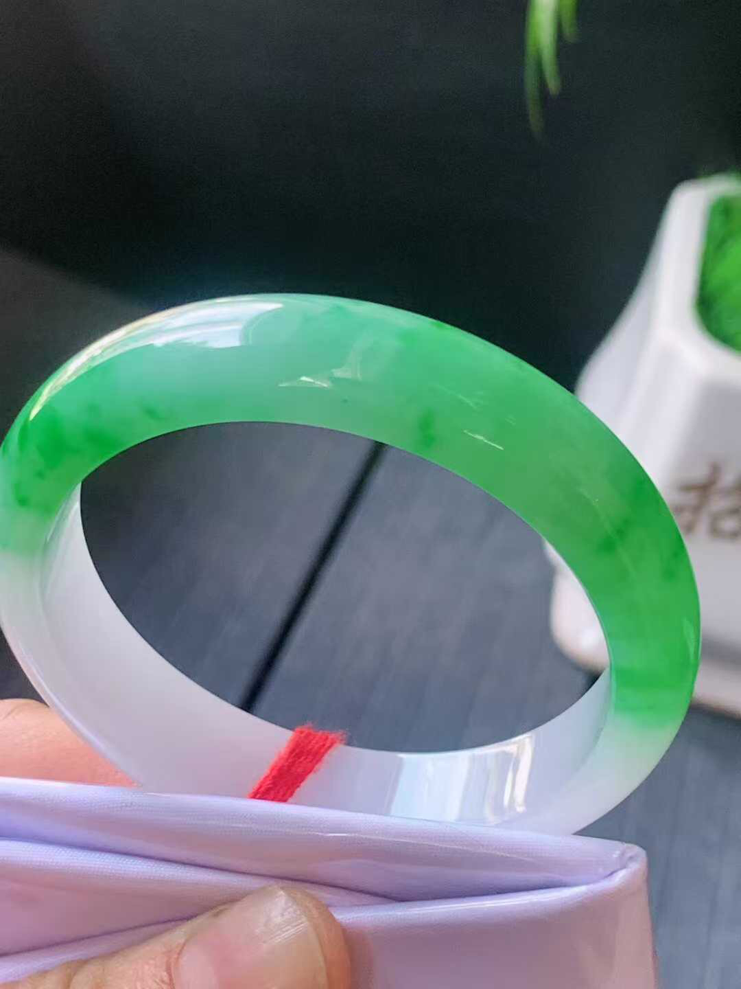 【翡翠名称】老种冰飘阳绿51.5正圈口手镯
【翡翠尺寸】51.5/12.5/6.6mm适合50.5-53正圈口佩戴
【翡翠描述】宝贝种老水足，玉质细腻，色泽靓丽，性价比高，佩戴效果好！
【其它赠送】权威证书/精美挂绳盒子/支持全国复检