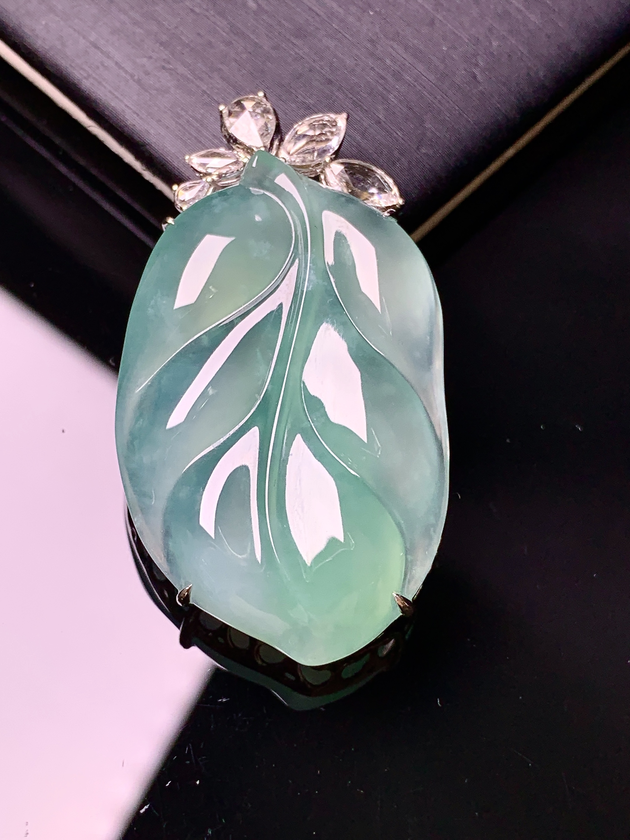 18k金钻镶嵌冰种晴绿树叶吊坠 玉质细腻 色泽艳丽清新 水润亮眼 整体尺寸42.2*23.5*7.8