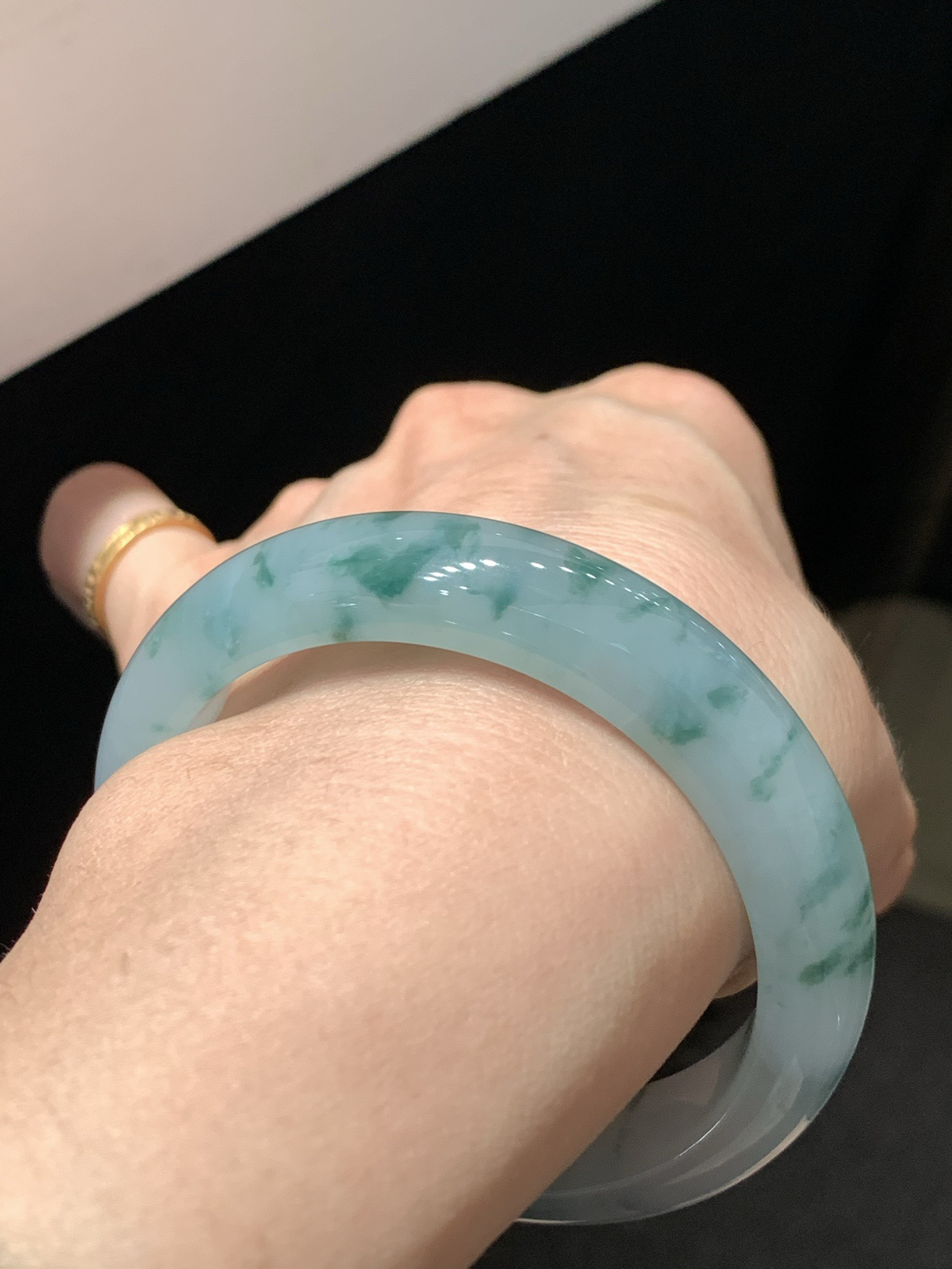 尺寸53.3/12.6/8.3，冰飘花手镯
冰透水润细腻 清新甜美